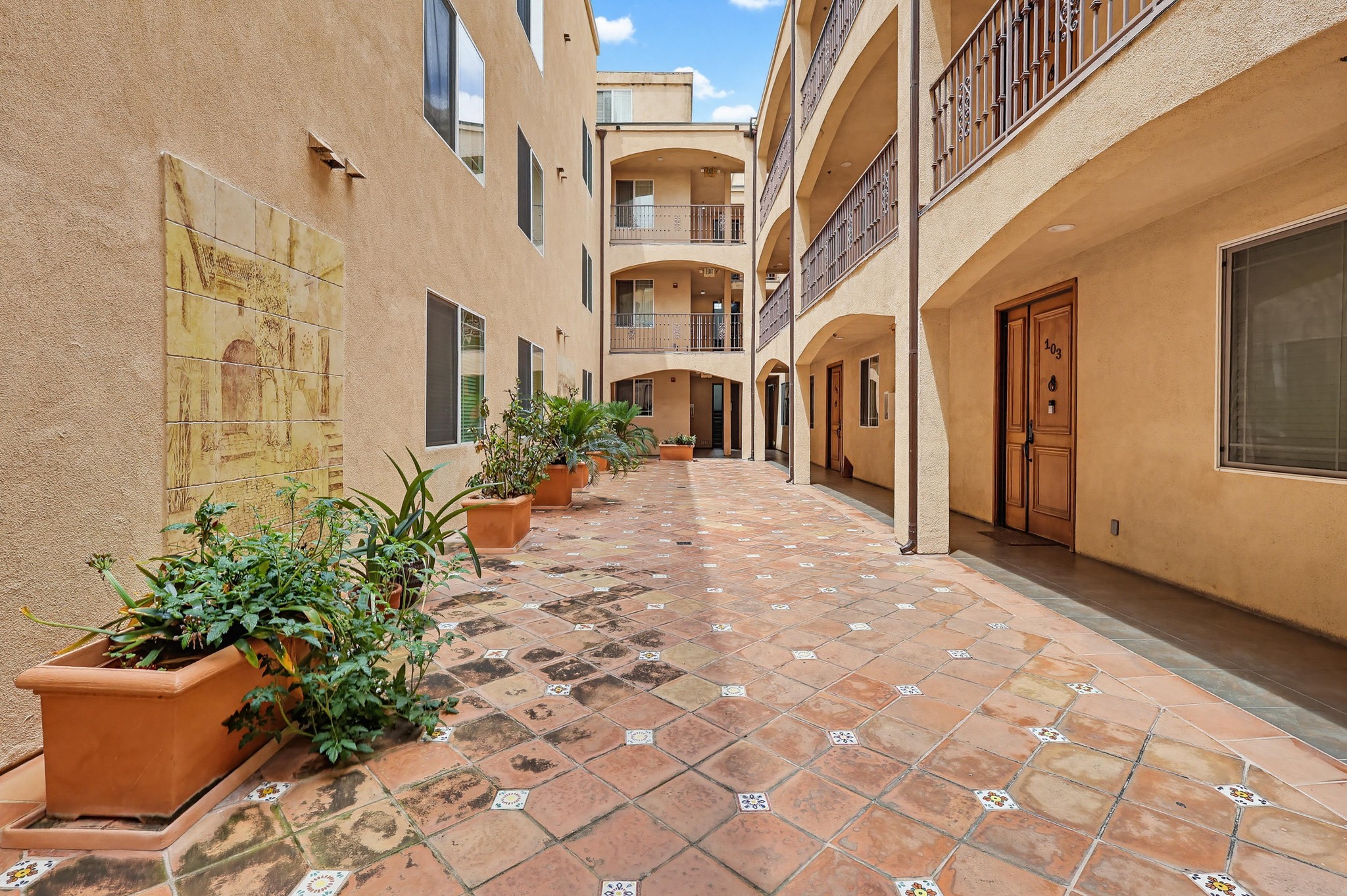 Virtual tour photo 6 of 70 for 5132 W Maplewood Ave APT 202