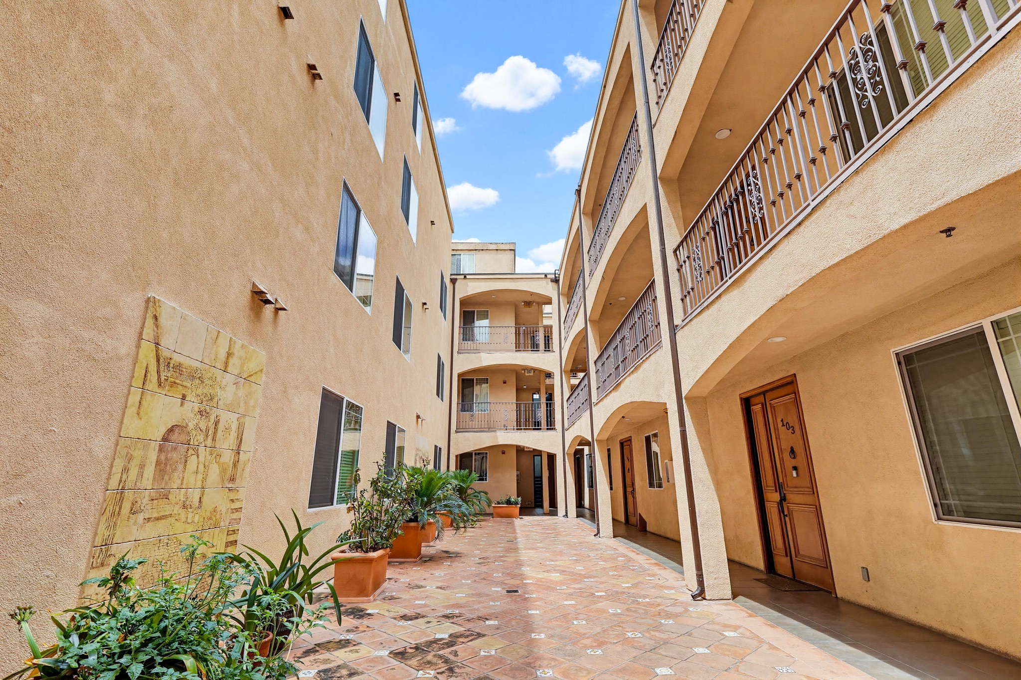 Virtual tour photo 7 of 70 for 5132 W Maplewood Ave APT 202