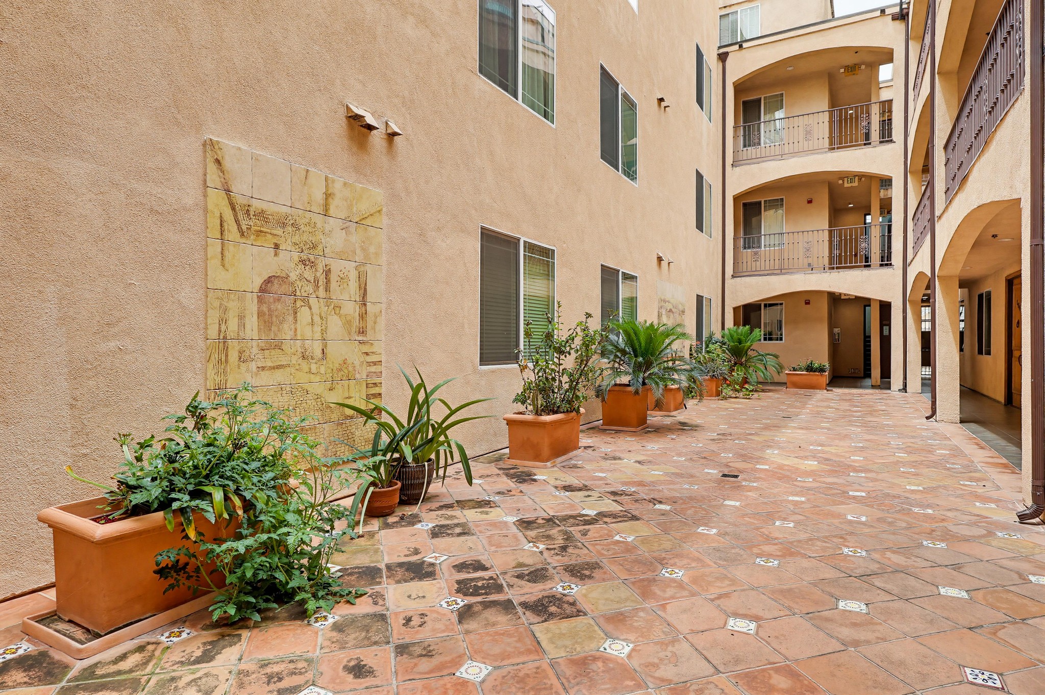 Virtual tour photo 8 of 70 for 5132 W Maplewood Ave APT 202