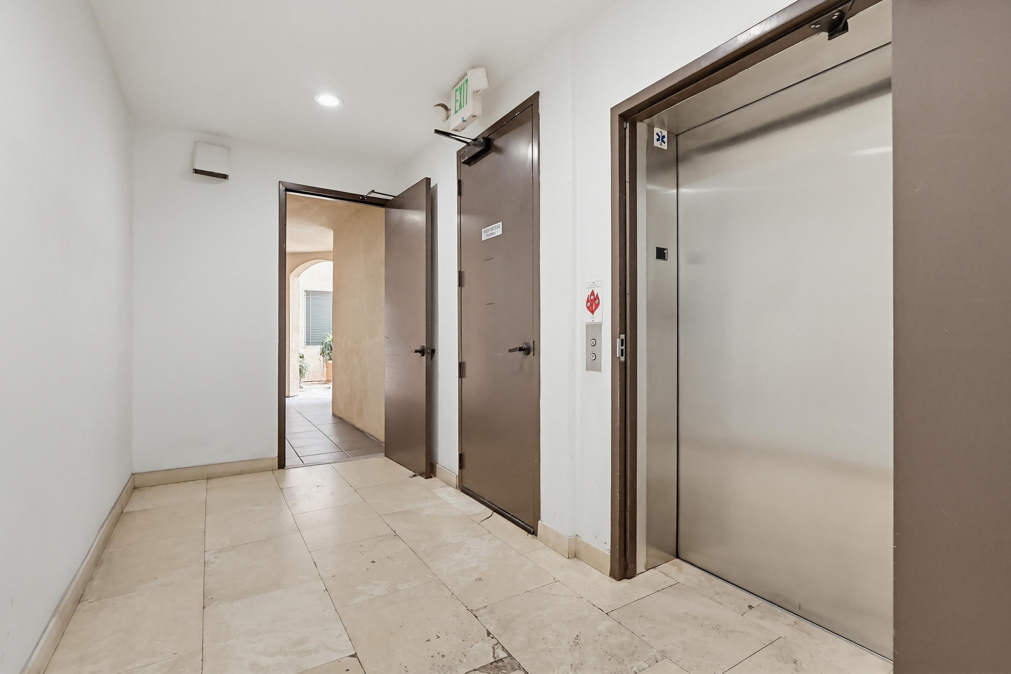 Virtual tour photo 9 of 70 for 5132 W Maplewood Ave APT 202