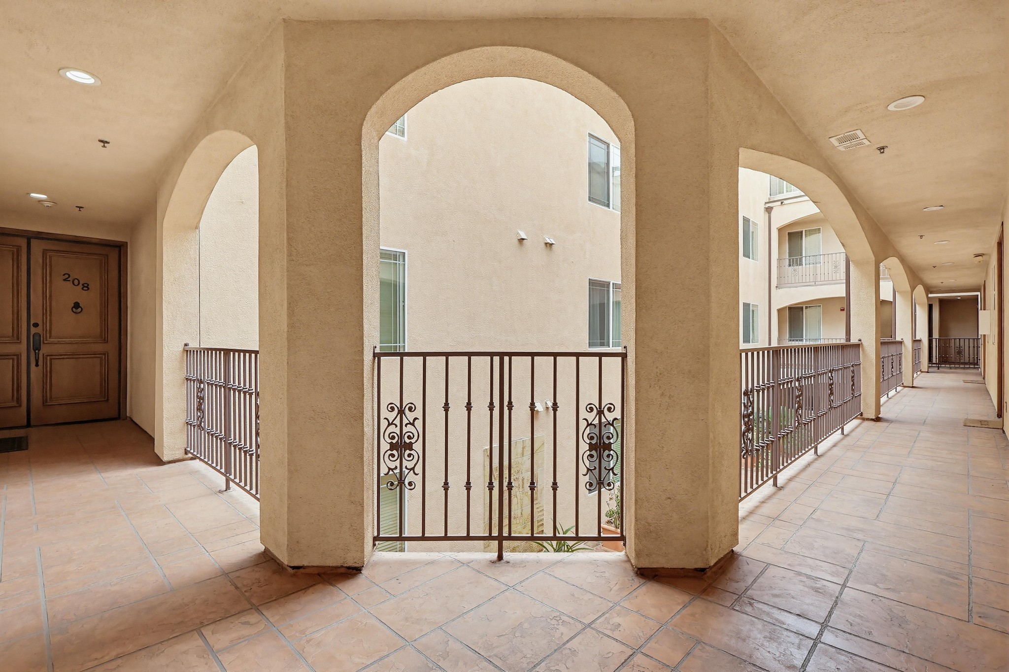 Virtual tour photo 11 of 70 for 5132 W Maplewood Ave APT 202