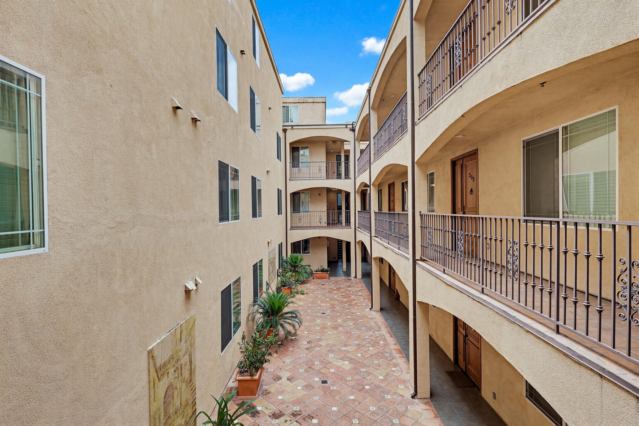 Virtual tour photo 12 of 70 for 5132 W Maplewood Ave APT 202