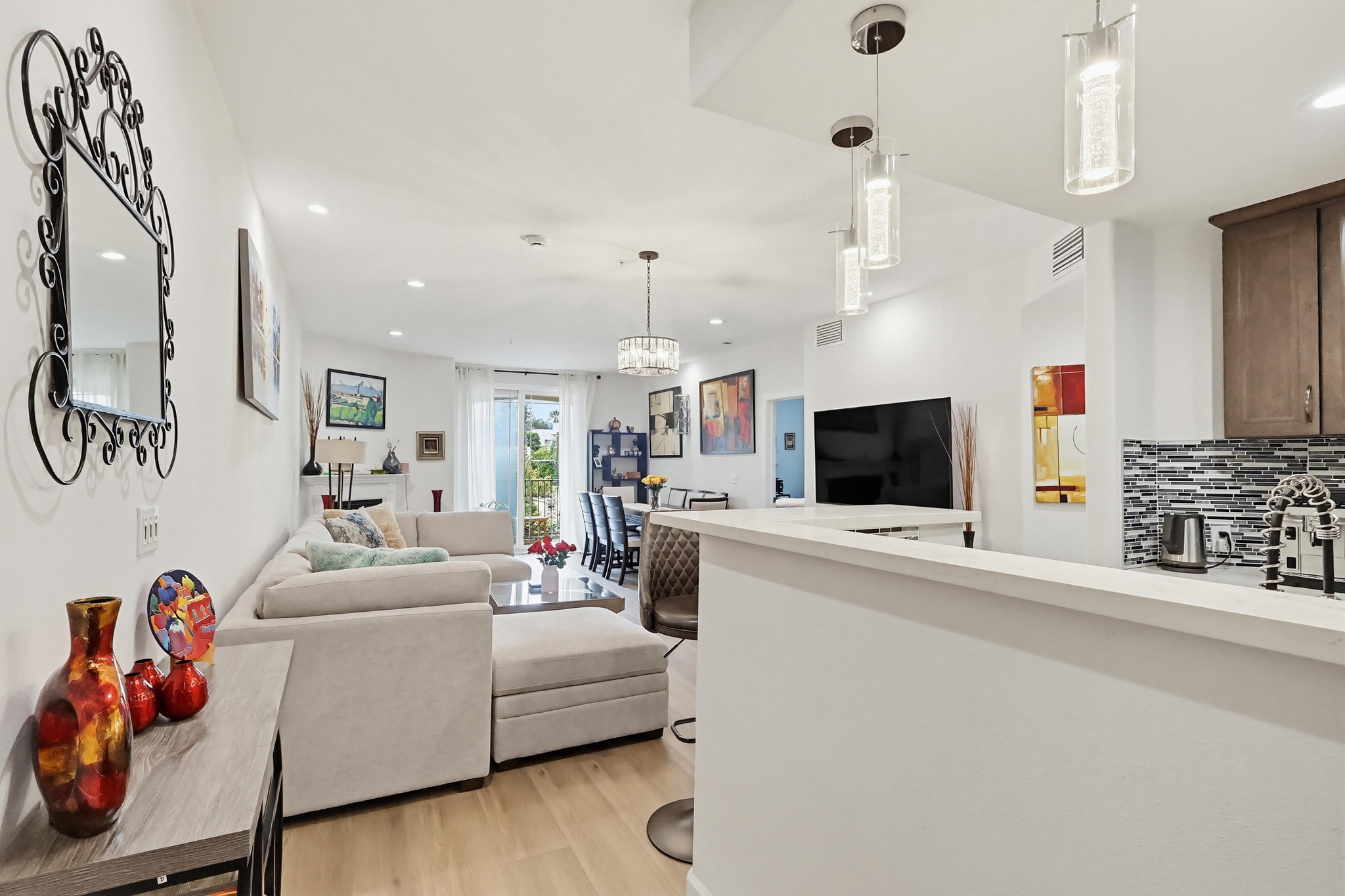 Virtual tour photo 16 of 70 for 5132 W Maplewood Ave APT 202