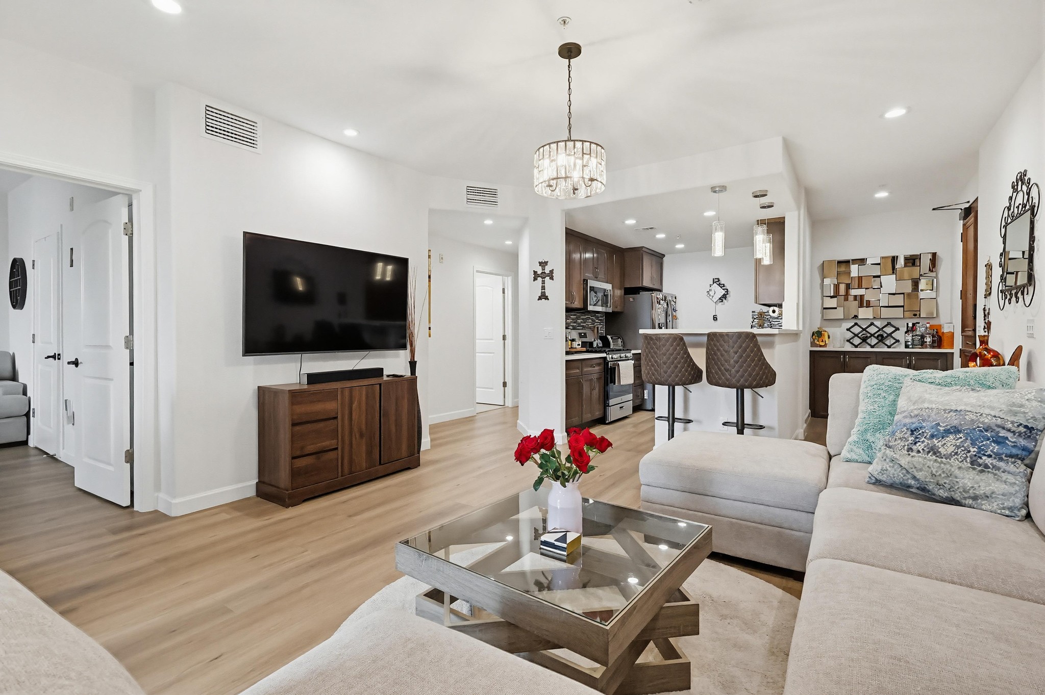 Virtual tour photo 23 of 70 for 5132 W Maplewood Ave APT 202
