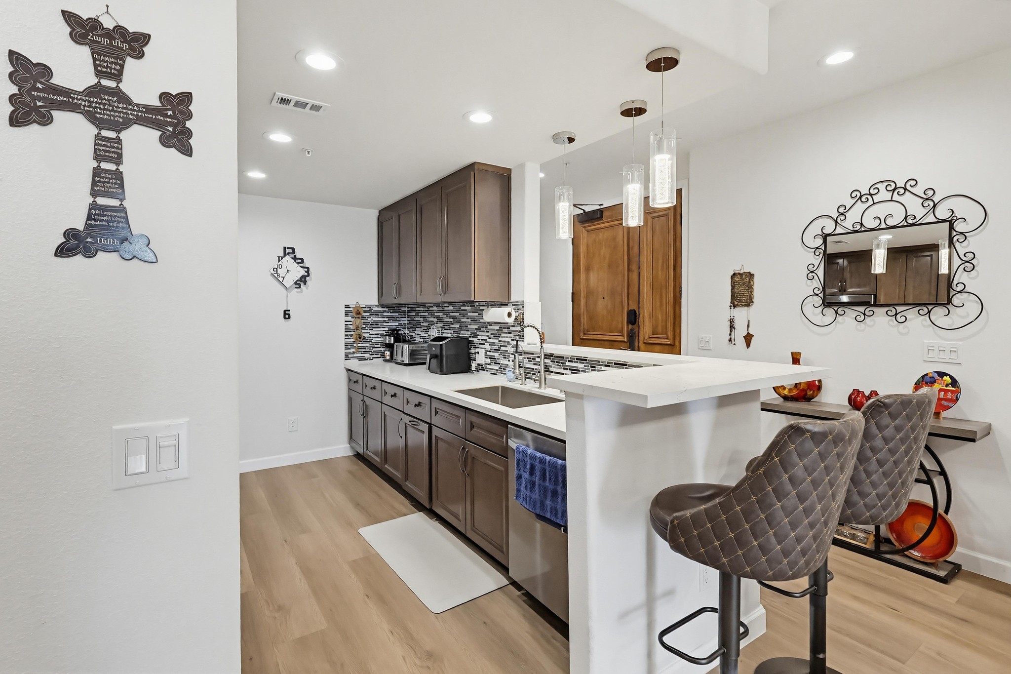 Virtual tour photo 31 of 70 for 5132 W Maplewood Ave APT 202