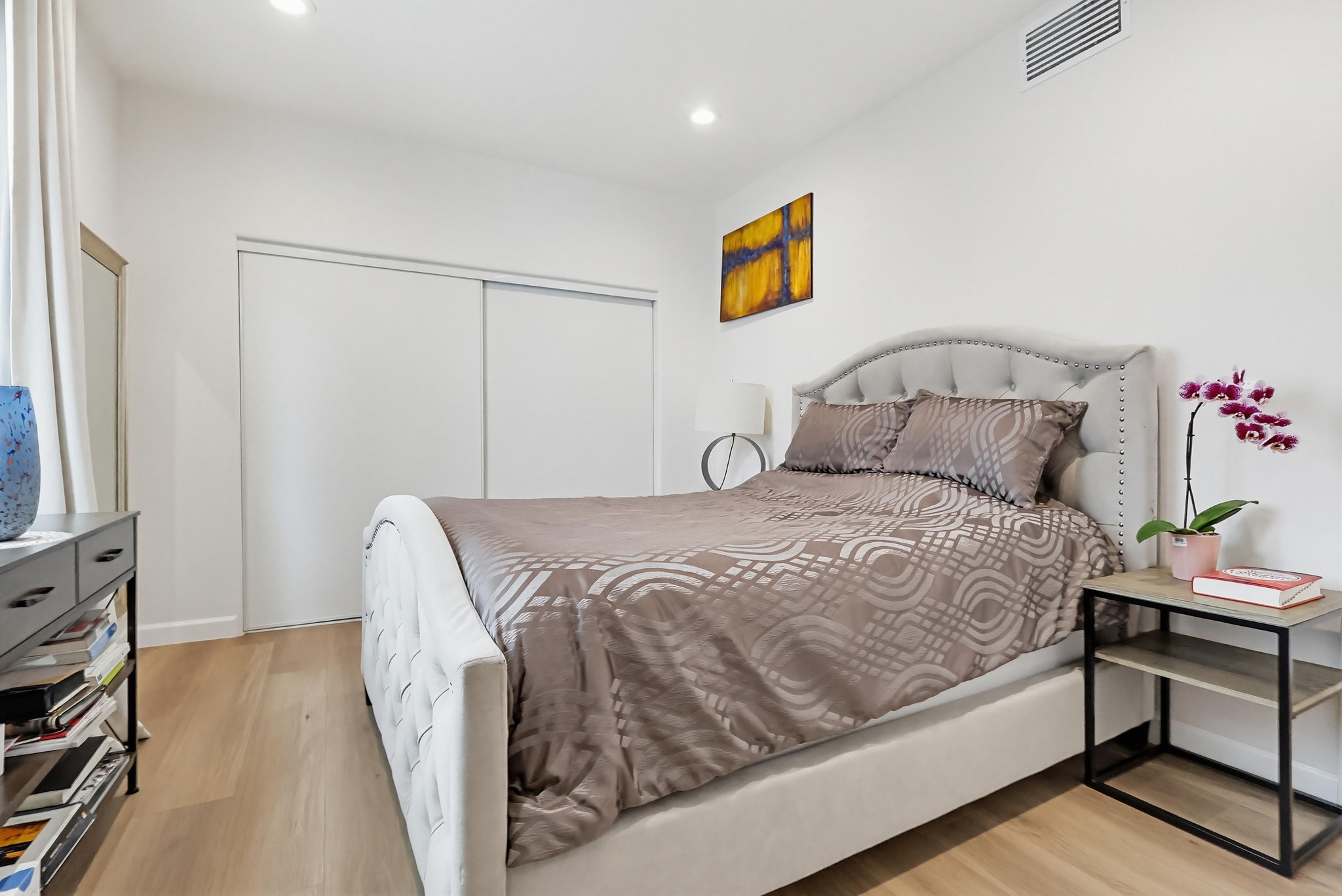 Virtual tour photo 38 of 70 for 5132 W Maplewood Ave APT 202