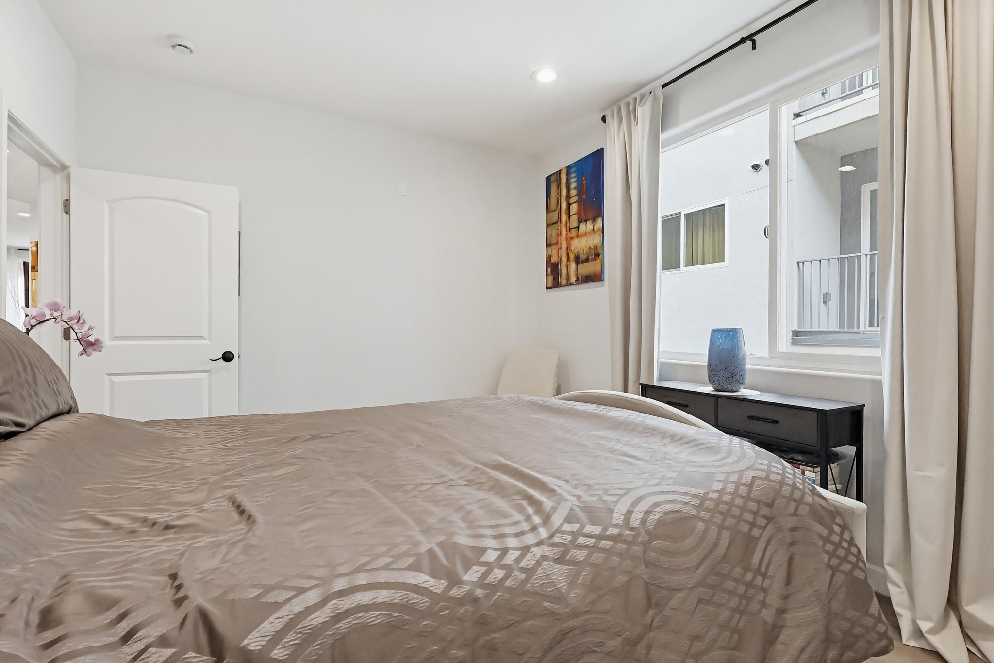 Virtual tour photo 40 of 70 for 5132 W Maplewood Ave APT 202