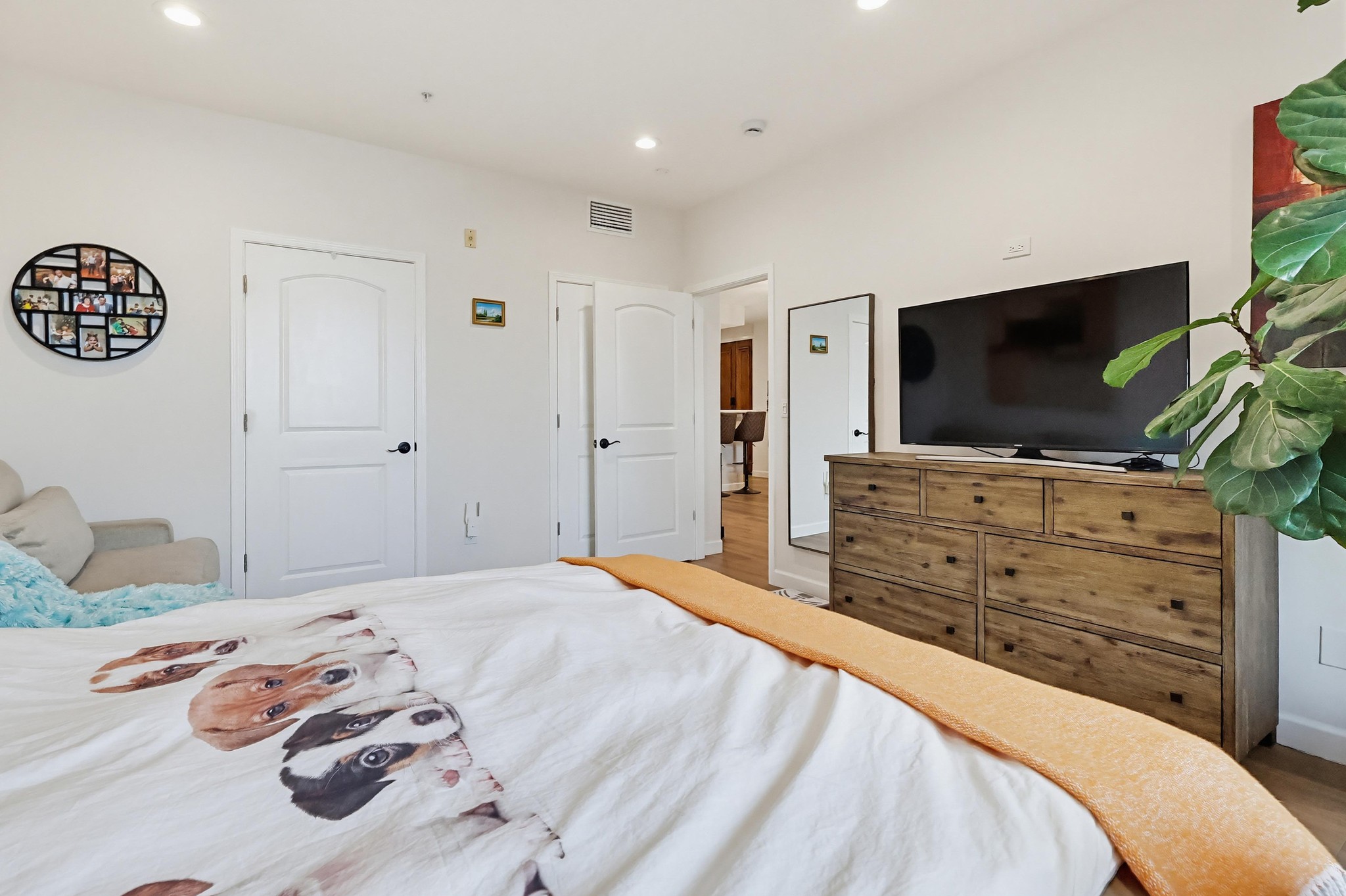 Virtual tour photo 52 of 70 for 5132 W Maplewood Ave APT 202