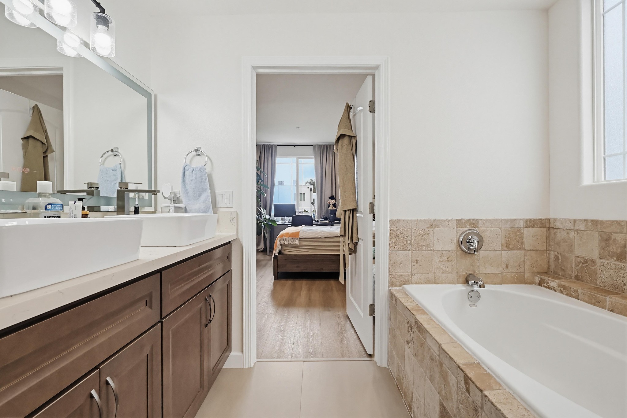 Virtual tour photo 56 of 70 for 5132 W Maplewood Ave APT 202