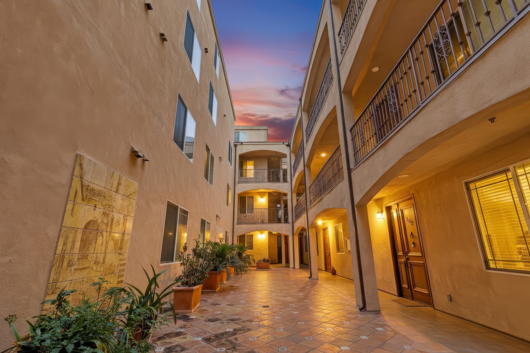 Virtual tour photo 71 of 70 for 5132 W Maplewood Ave APT 202