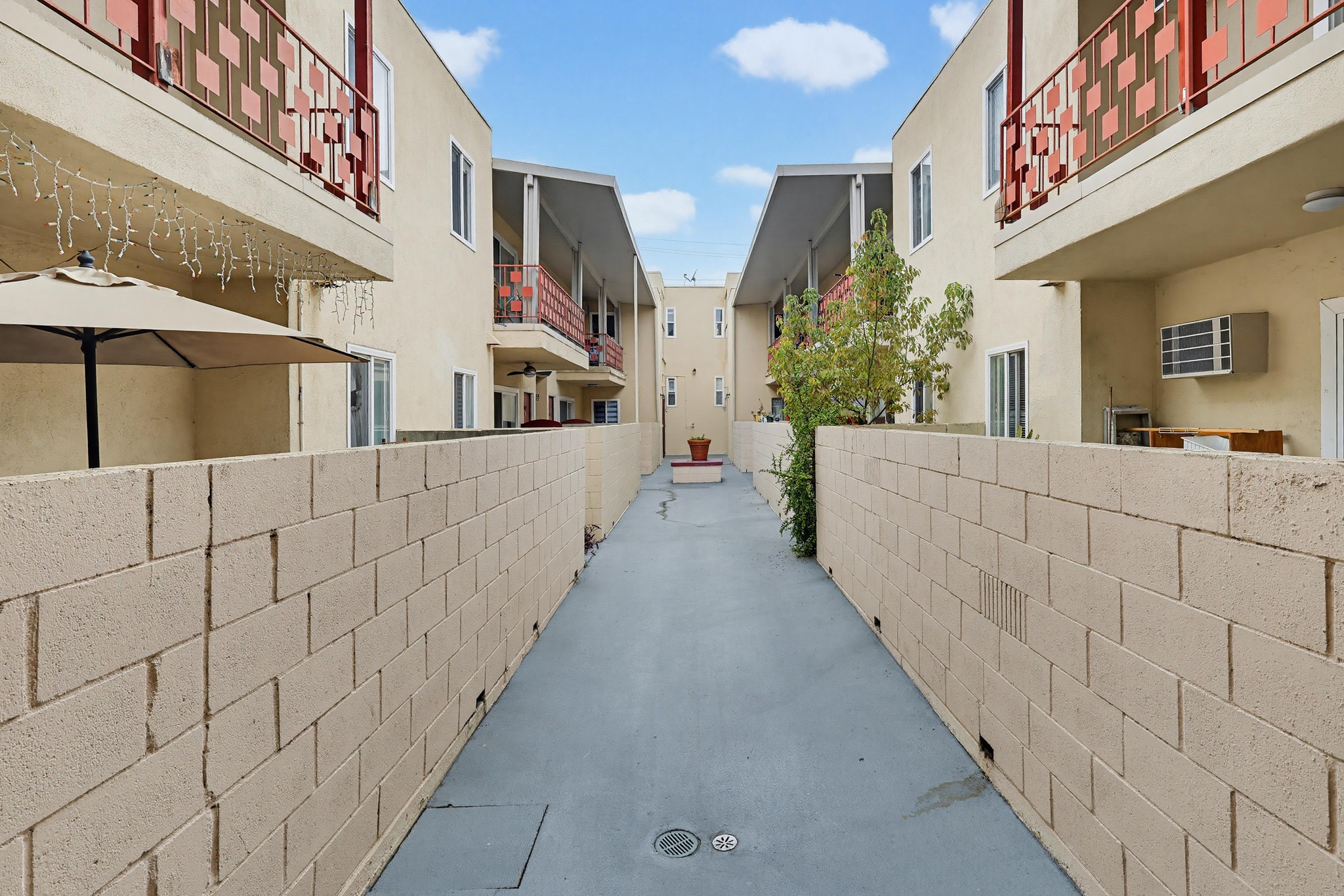 Virtual tour photo 4 of 29 for 515 N Alfred St #204