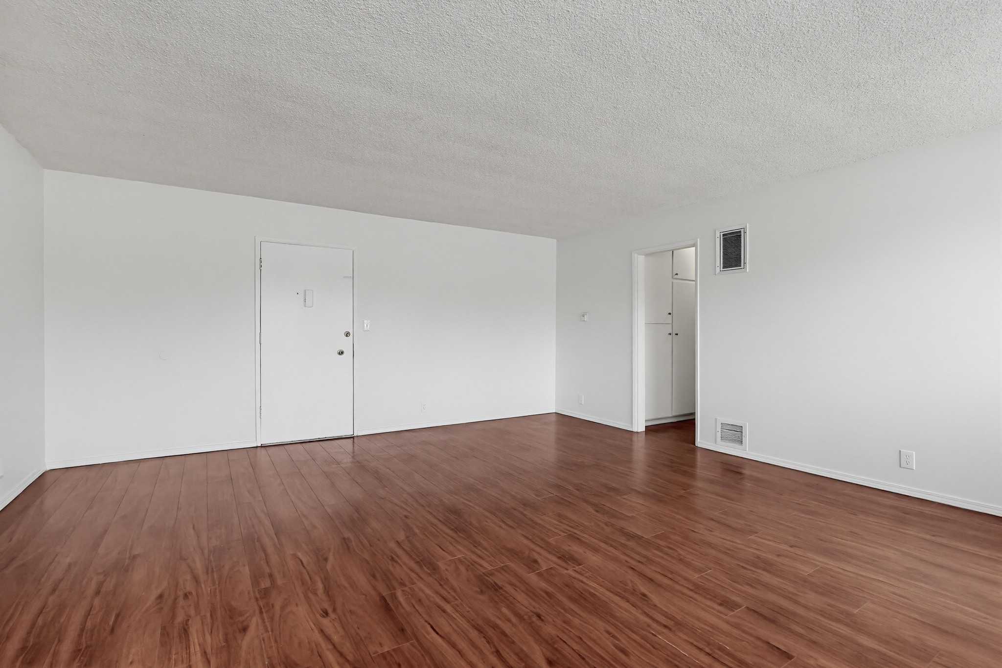 Virtual tour photo 8 of 29 for 515 N Alfred St #204