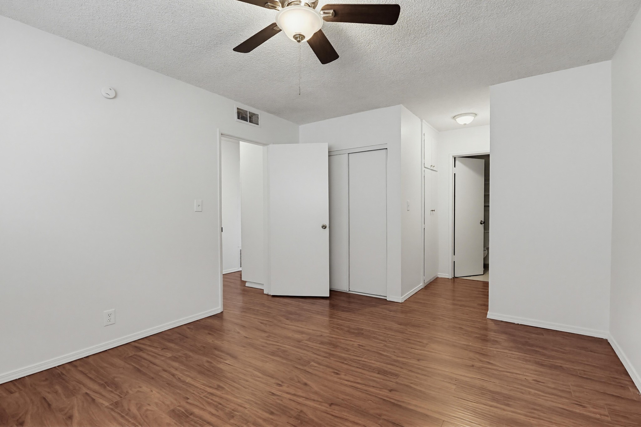 Virtual tour photo 25 of 29 for 515 N Alfred St #204