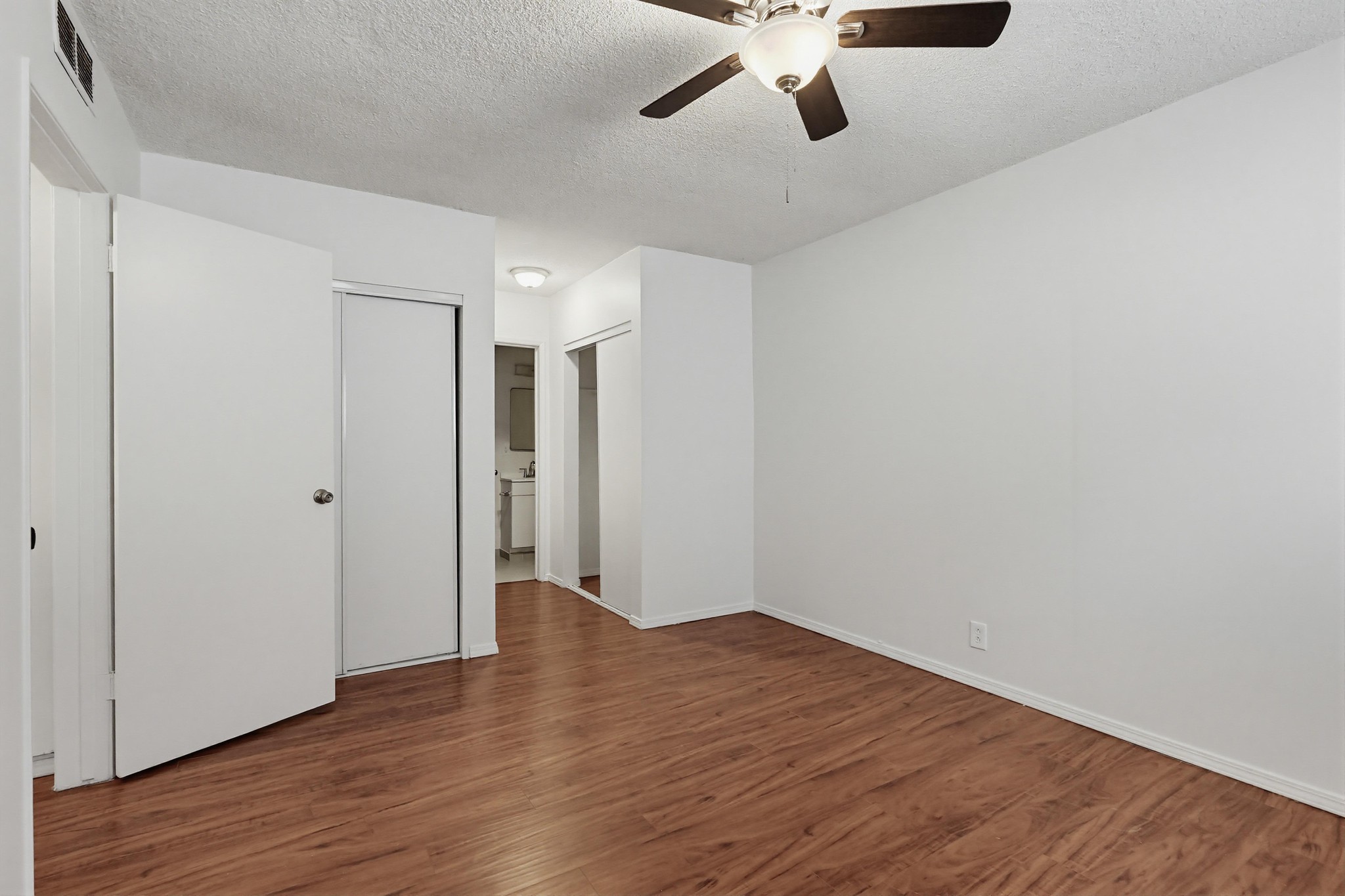 Virtual tour photo 26 of 29 for 515 N Alfred St #204