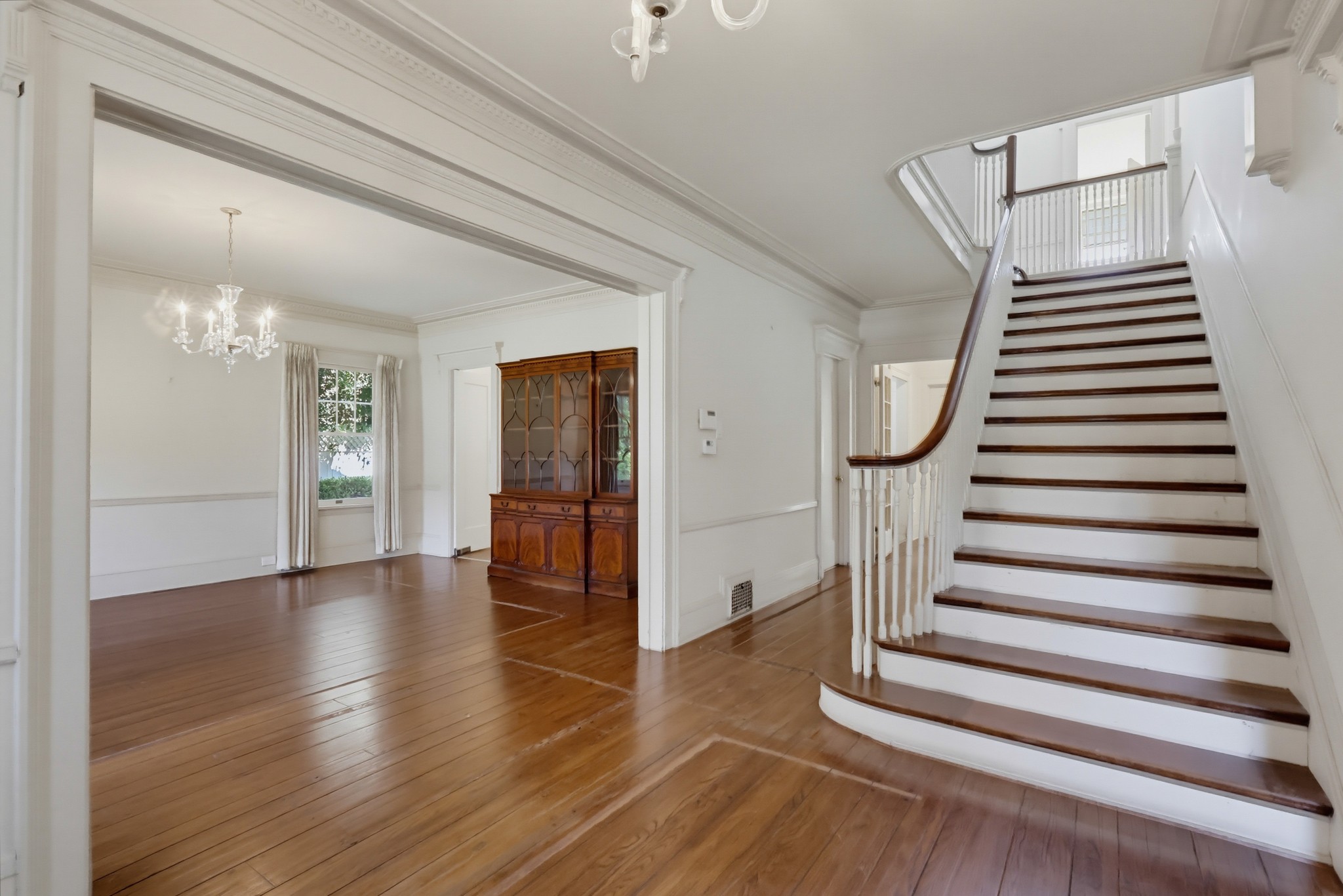 Virtual tour photo 40 of 152 for 520 S Irving Blvd