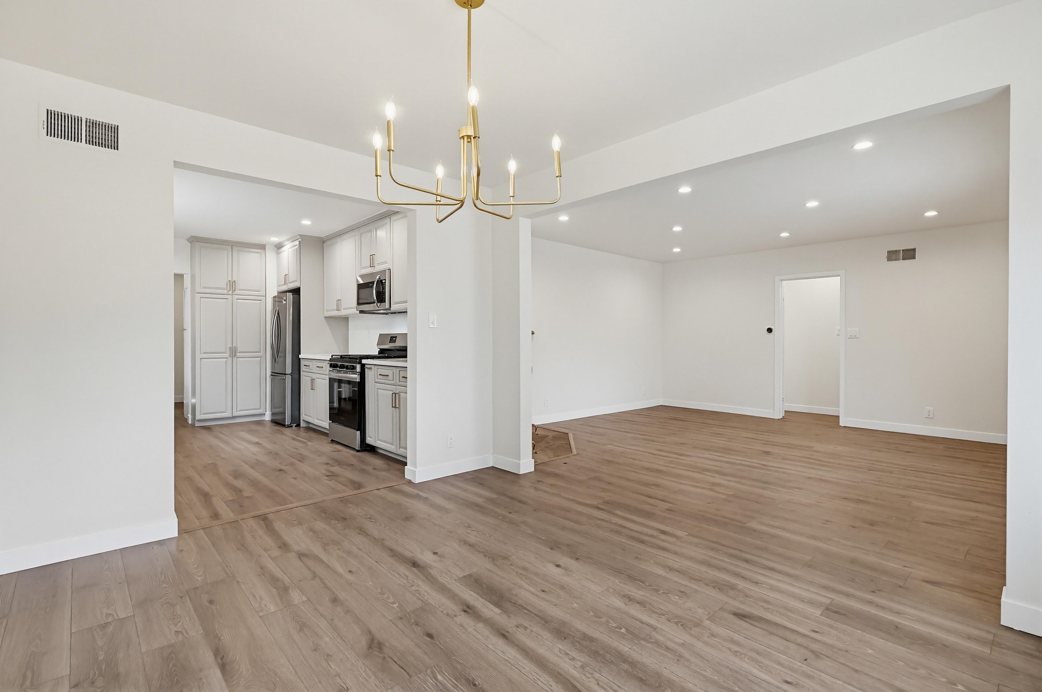 Virtual tour photo 18 of 62 for 5225 Babcock Ave