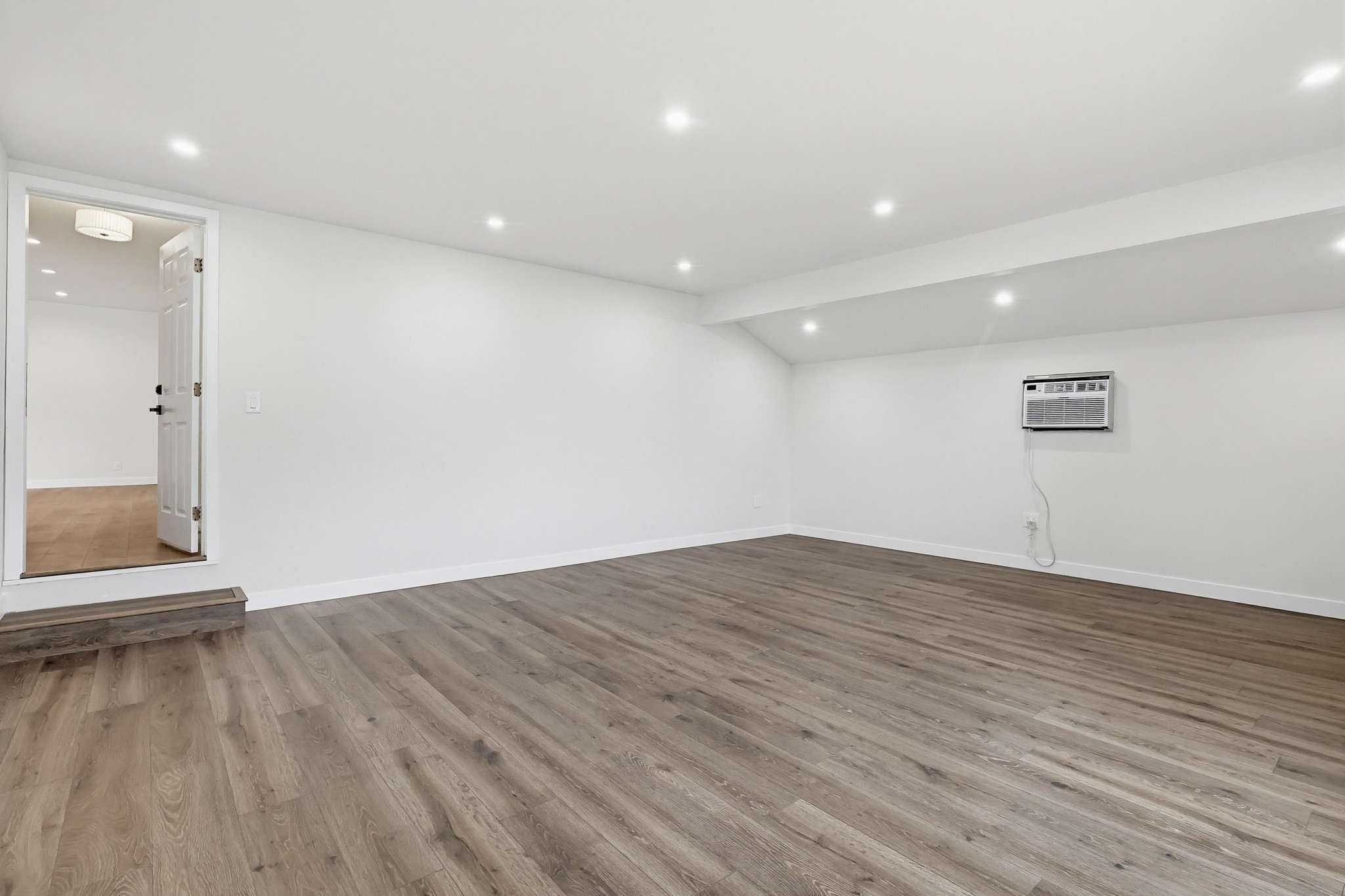 Virtual tour photo 33 of 62 for 5225 Babcock Ave