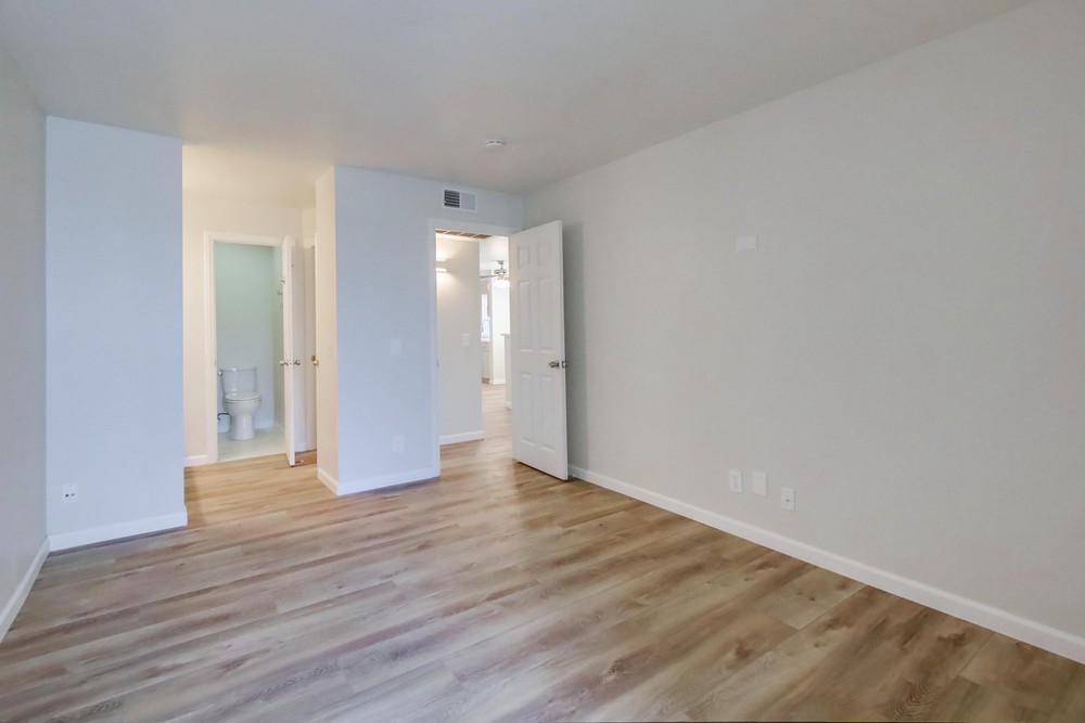 Virtual tour photo 24 of 34 for 5228 Cass St #1
