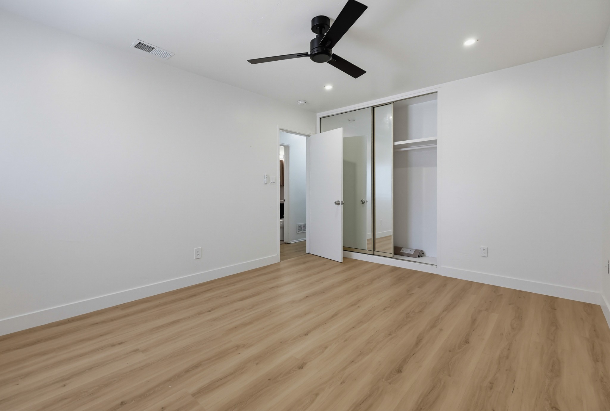 Virtual tour photo 36 of 50 for 5230 Tipton St