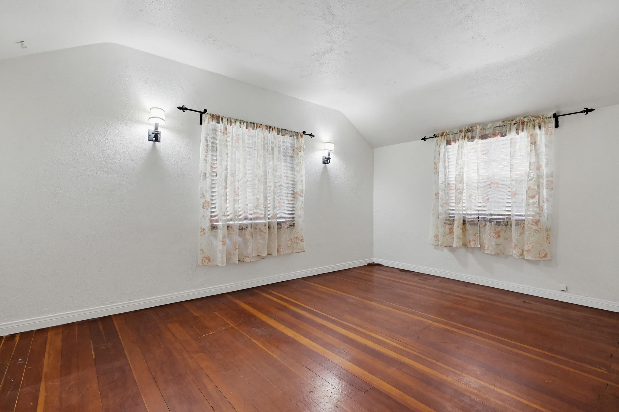 Virtual tour photo 24 of 47 for 527 K Ave
