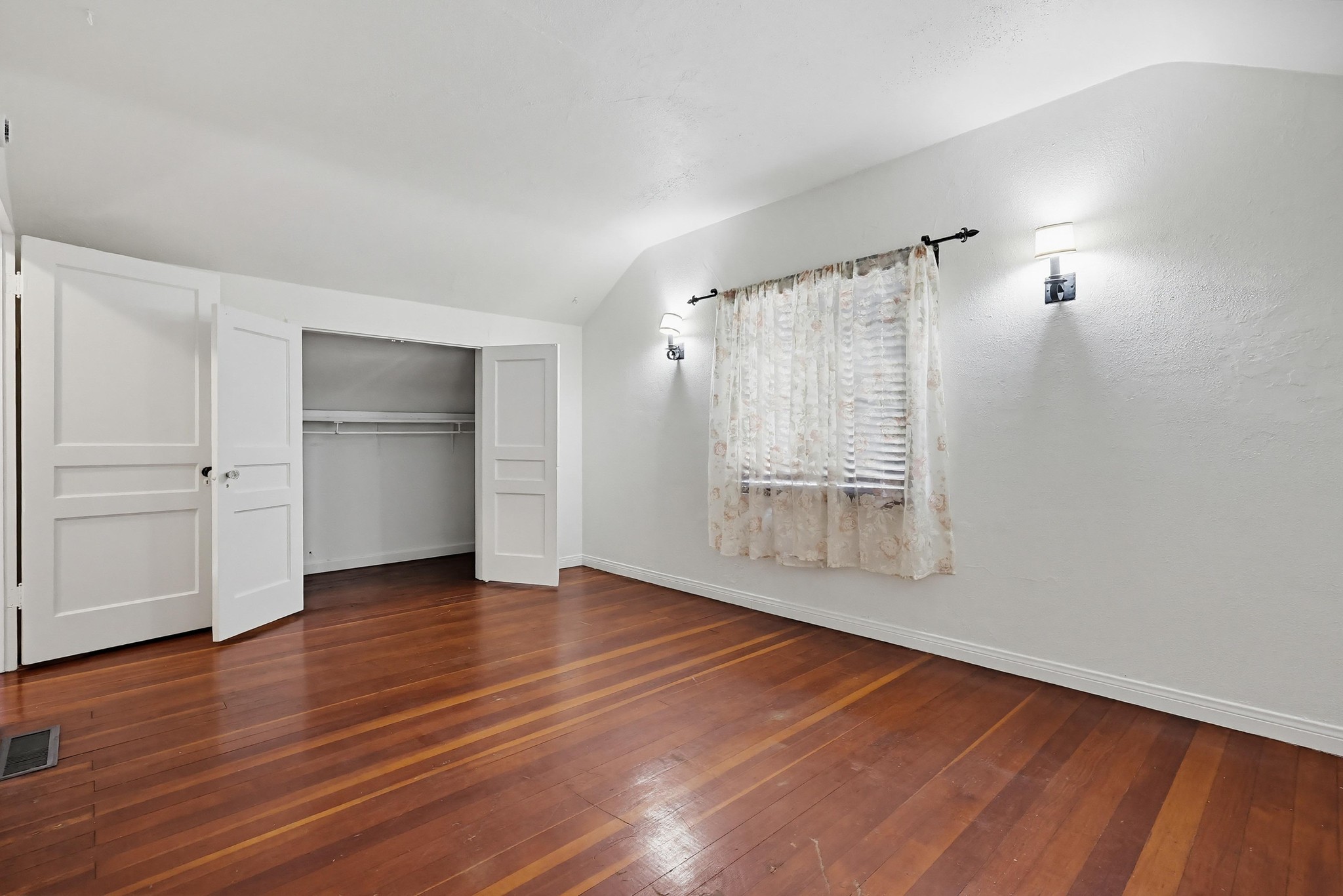 Virtual tour photo 25 of 47 for 527 K Ave