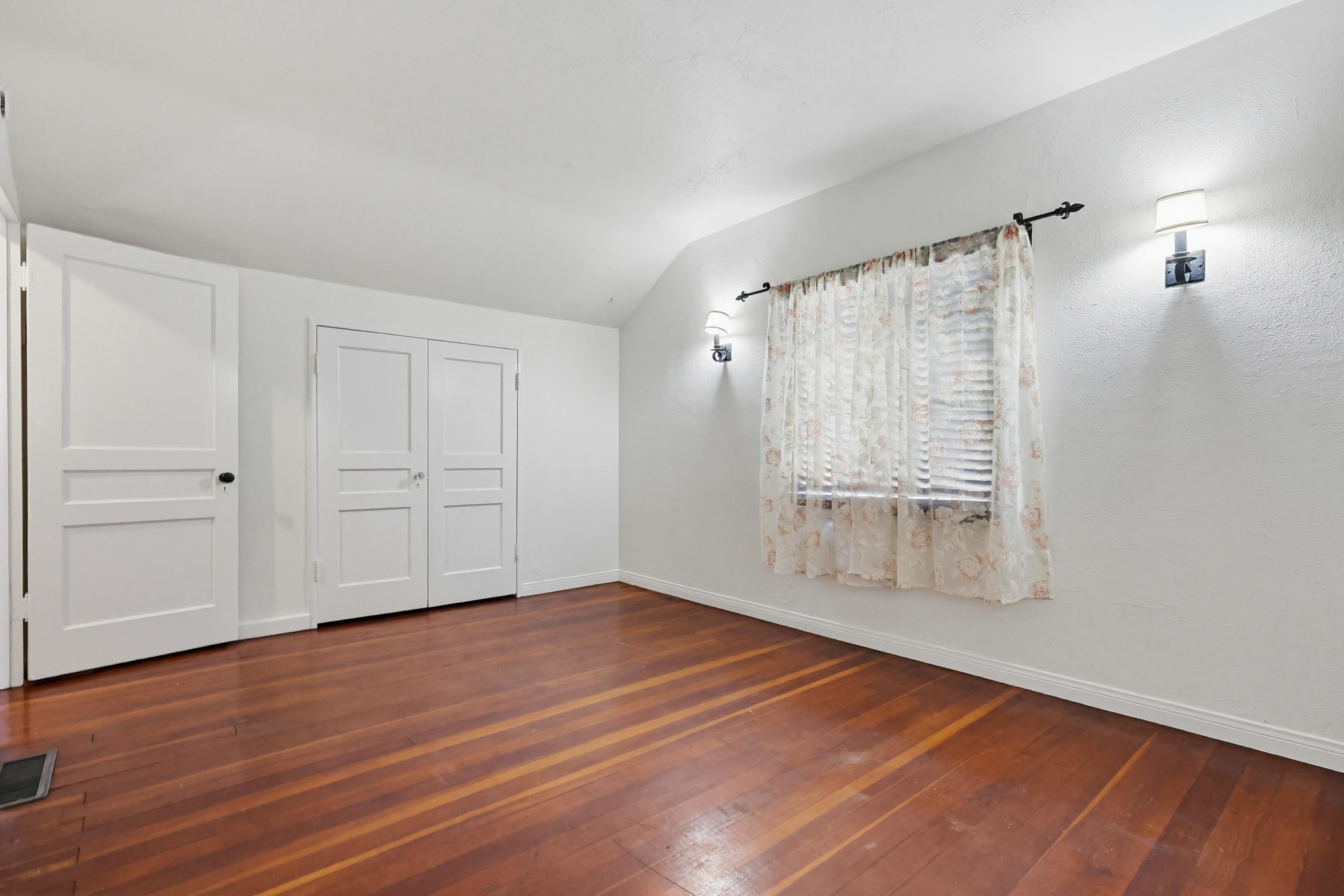 Virtual tour photo 29 of 47 for 527 K Ave
