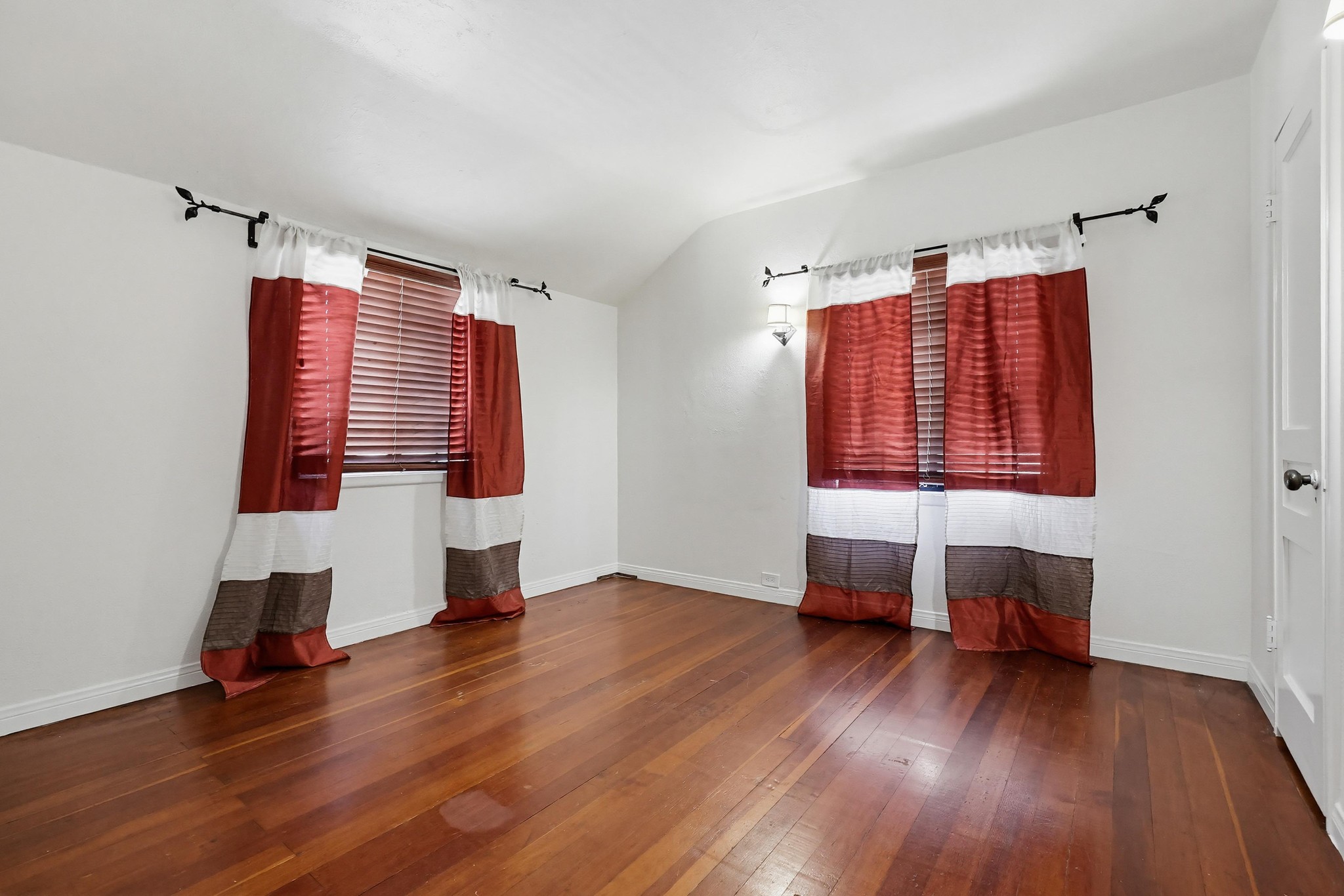 Virtual tour photo 31 of 47 for 527 K Ave