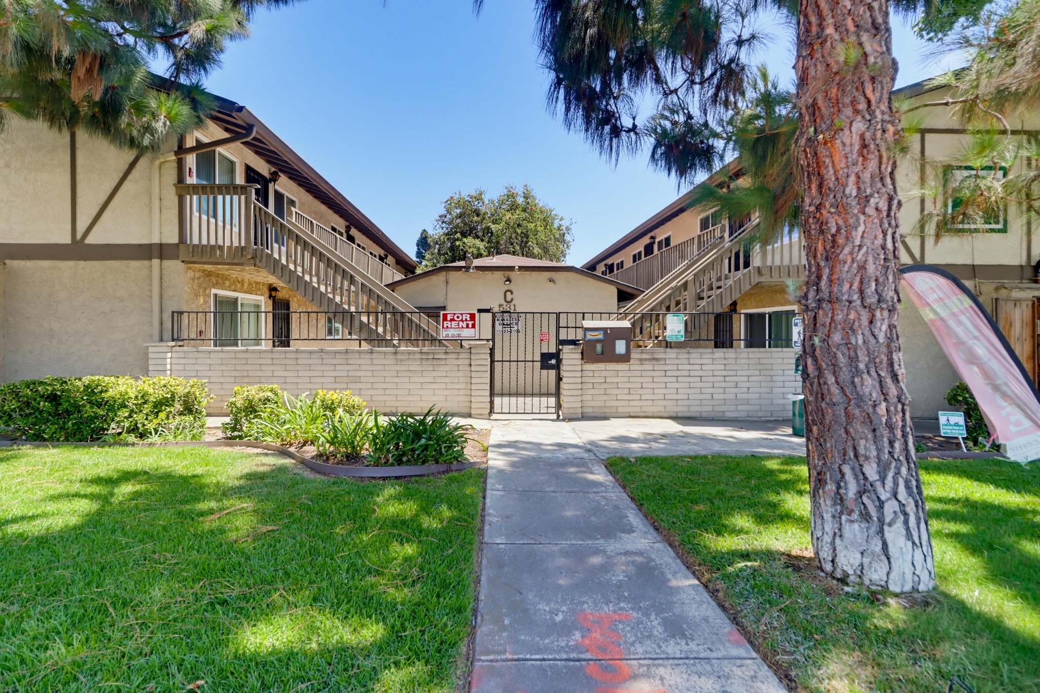 Virtual tour photo 1 of 28 for 527 Moss St