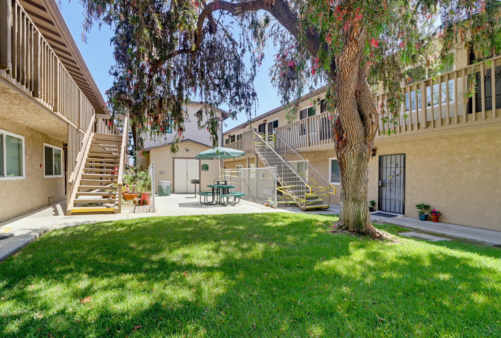 Virtual tour photo 4 of 28 for 527 Moss St