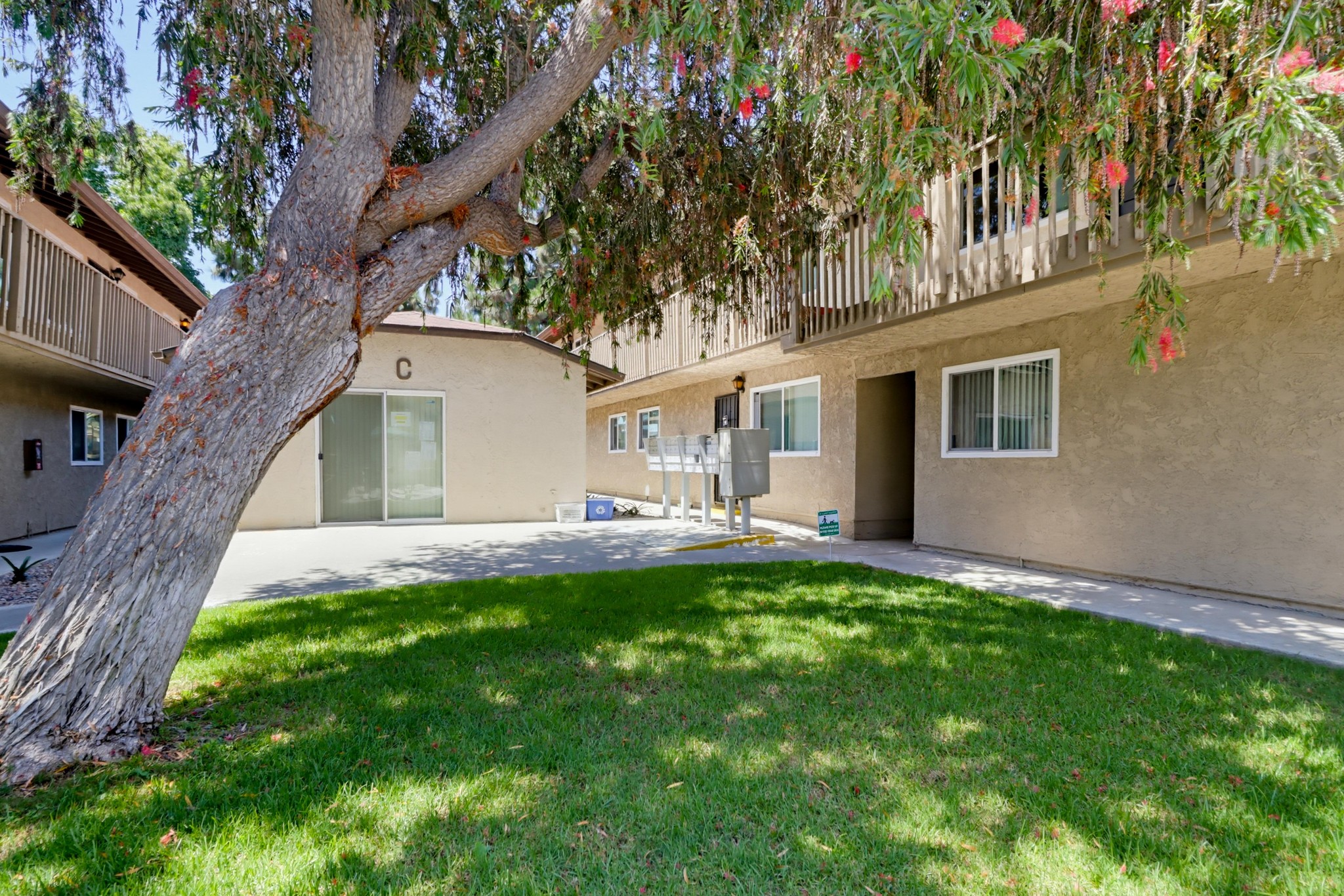Virtual tour photo 7 of 28 for 527 Moss St