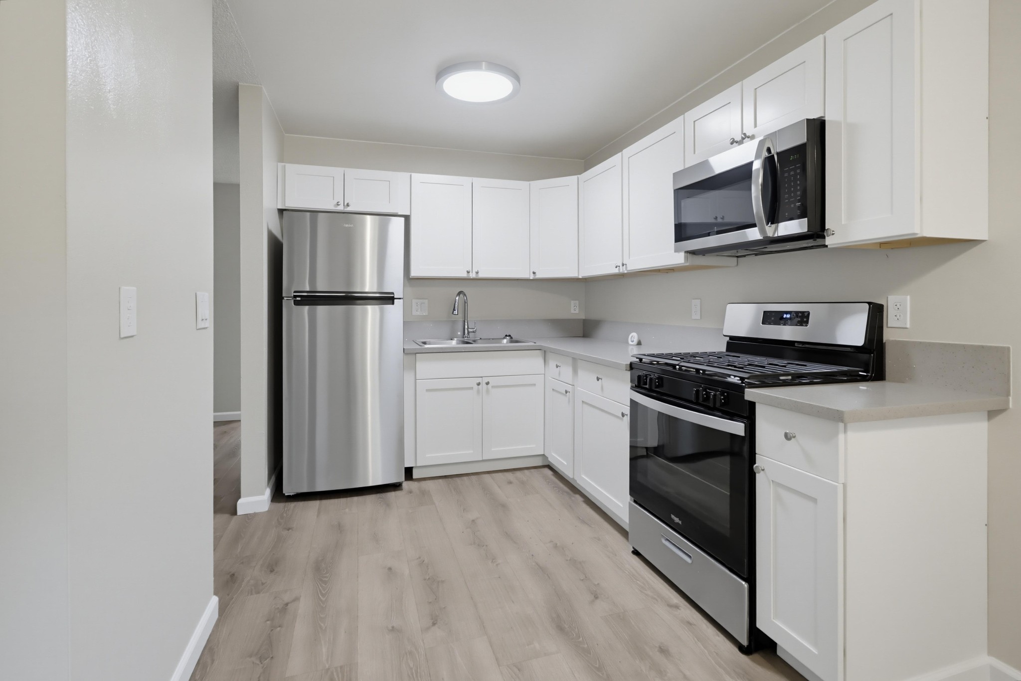 Virtual tour photo 16 of 28 for 527 Moss St