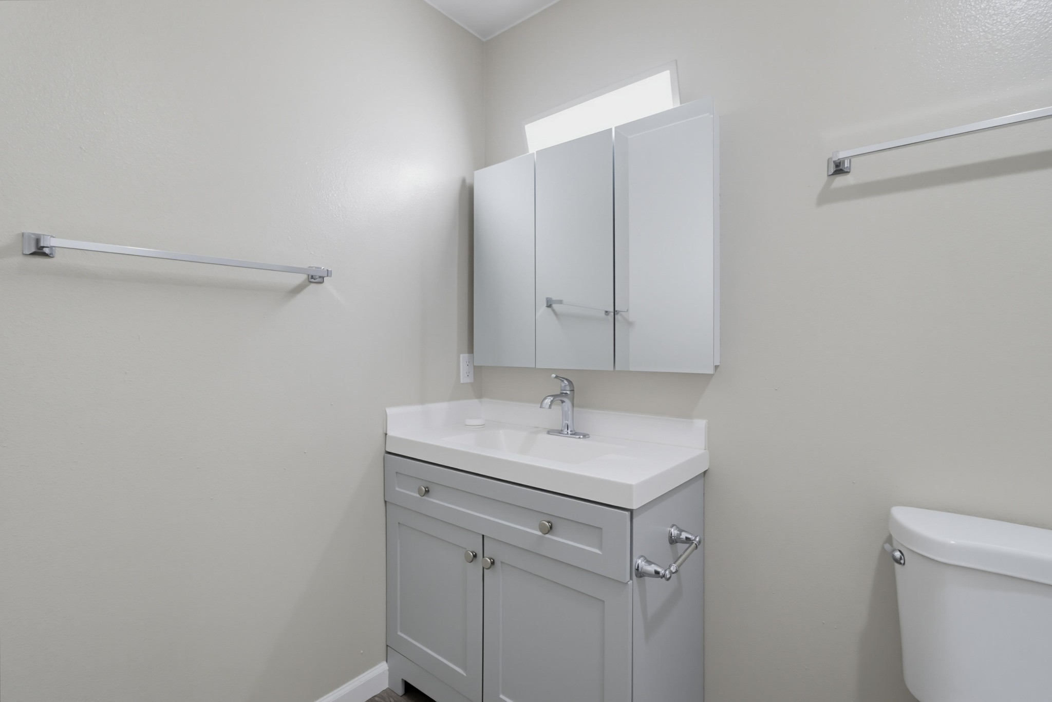 Virtual tour photo 18 of 28 for 527 Moss St