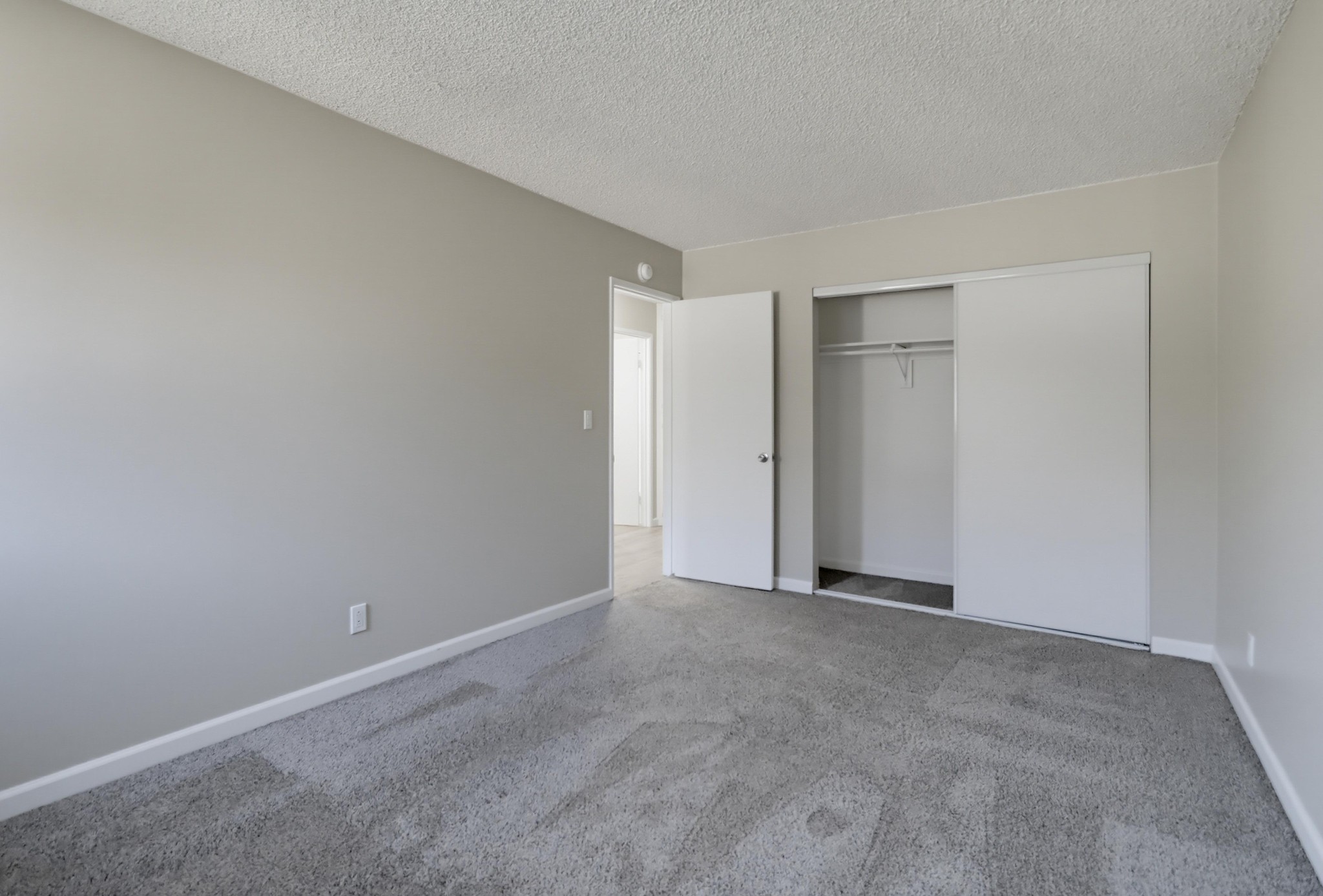 Virtual tour photo 24 of 28 for 527 Moss St