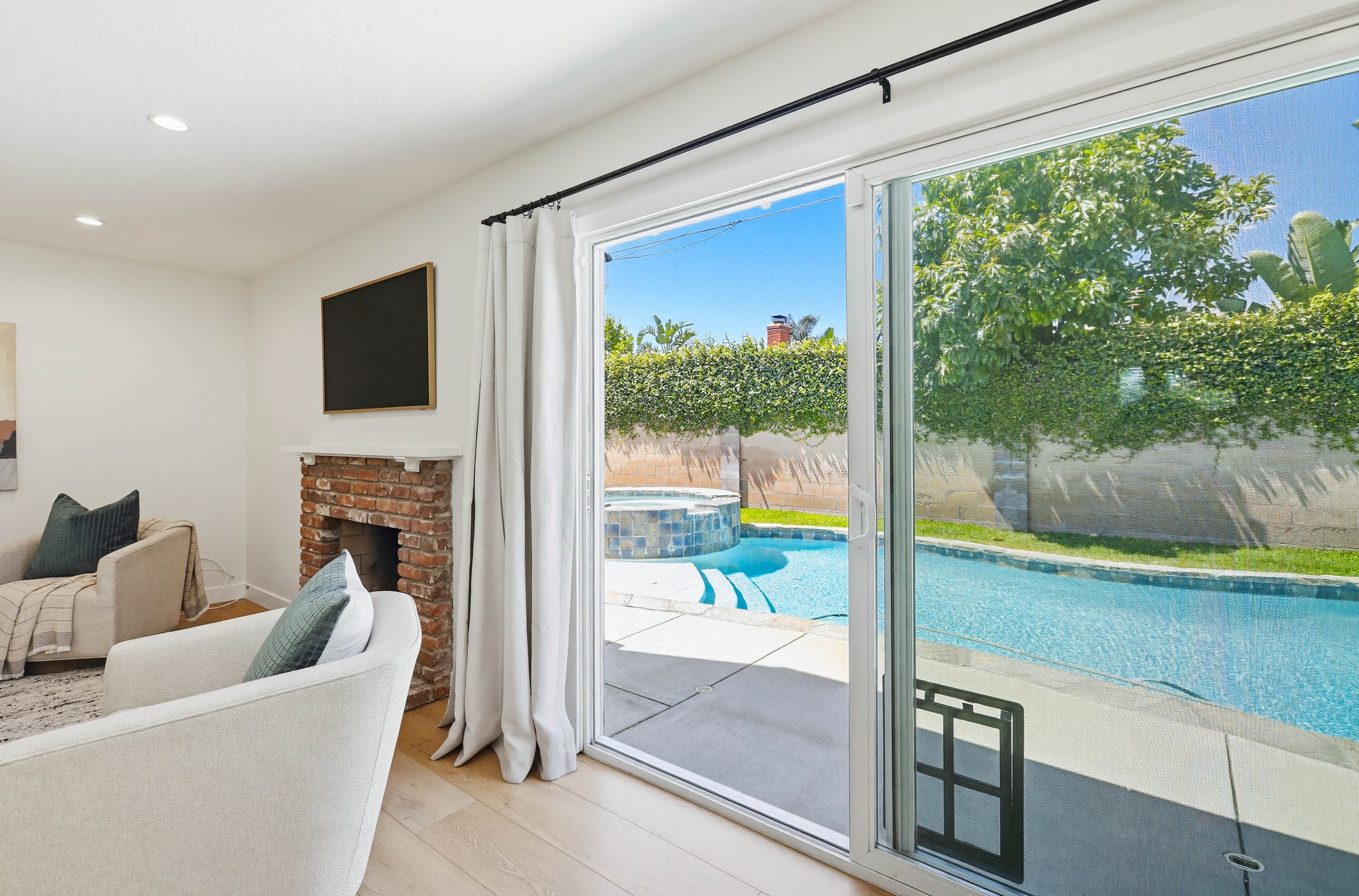 Virtual tour photo 10 of 25 for 531 W Brentwood Ave