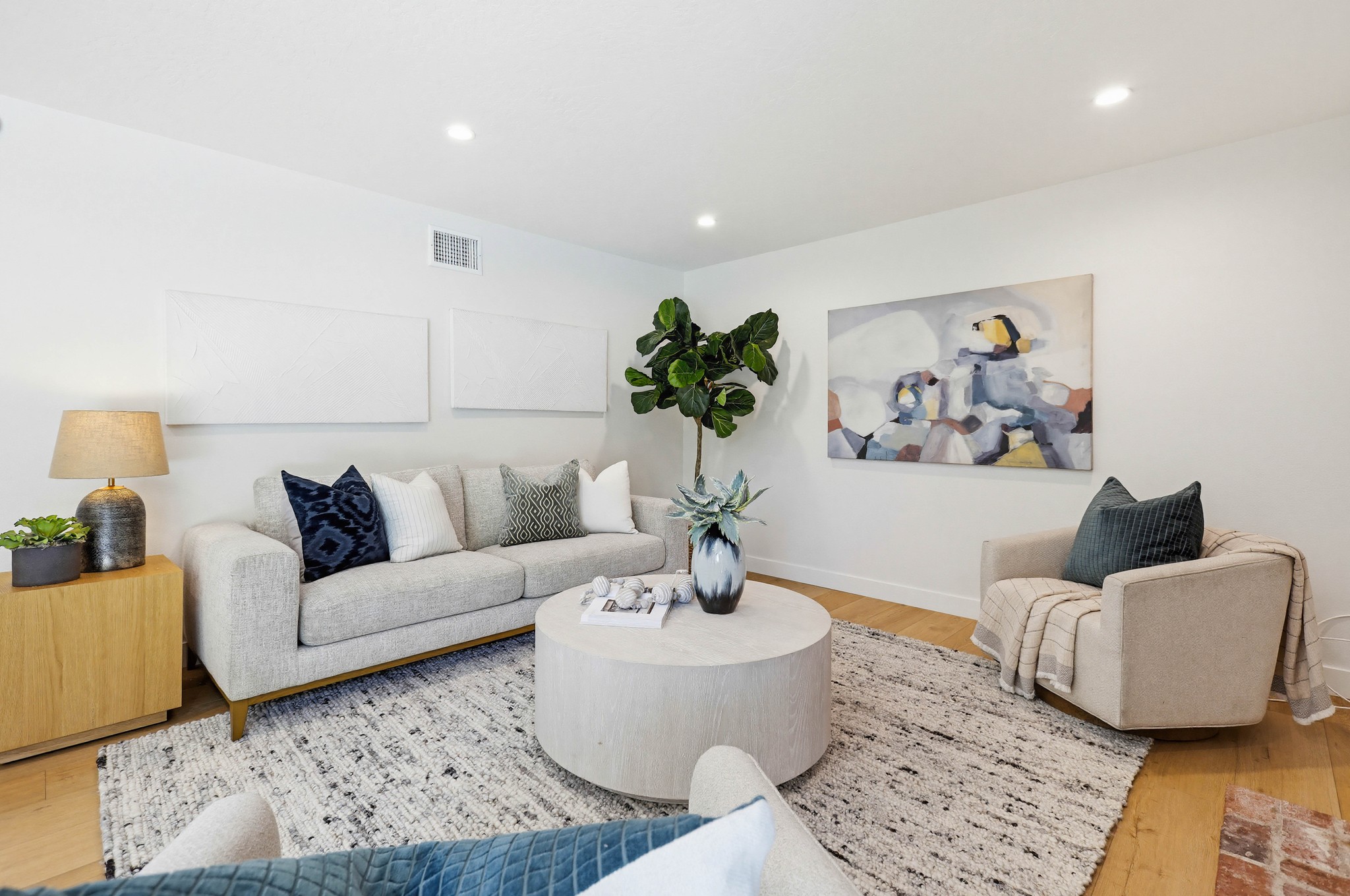 Virtual tour photo 9 of 25 for 531 W Brentwood Ave