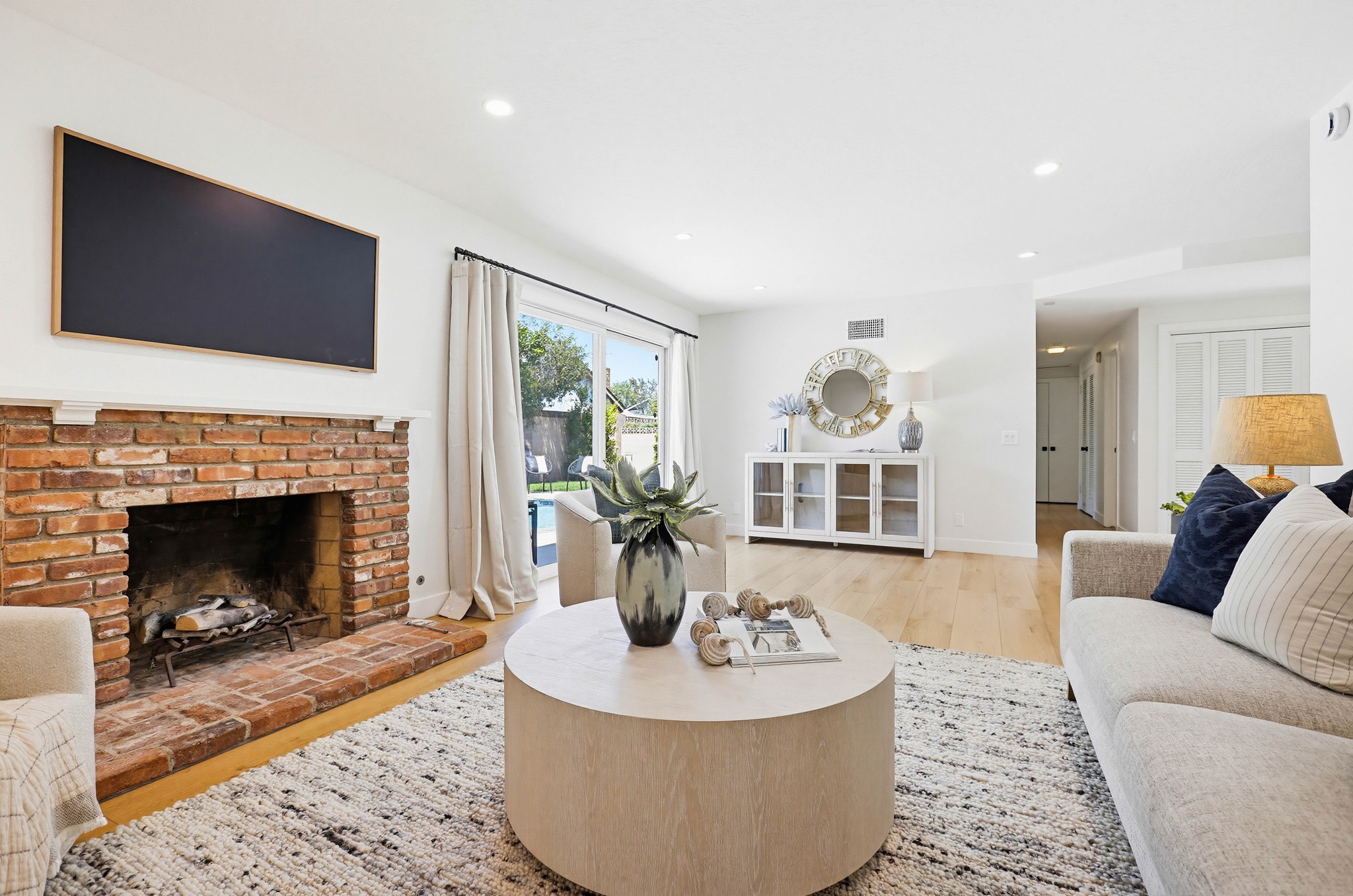 Virtual tour photo 8 of 25 for 531 W Brentwood Ave