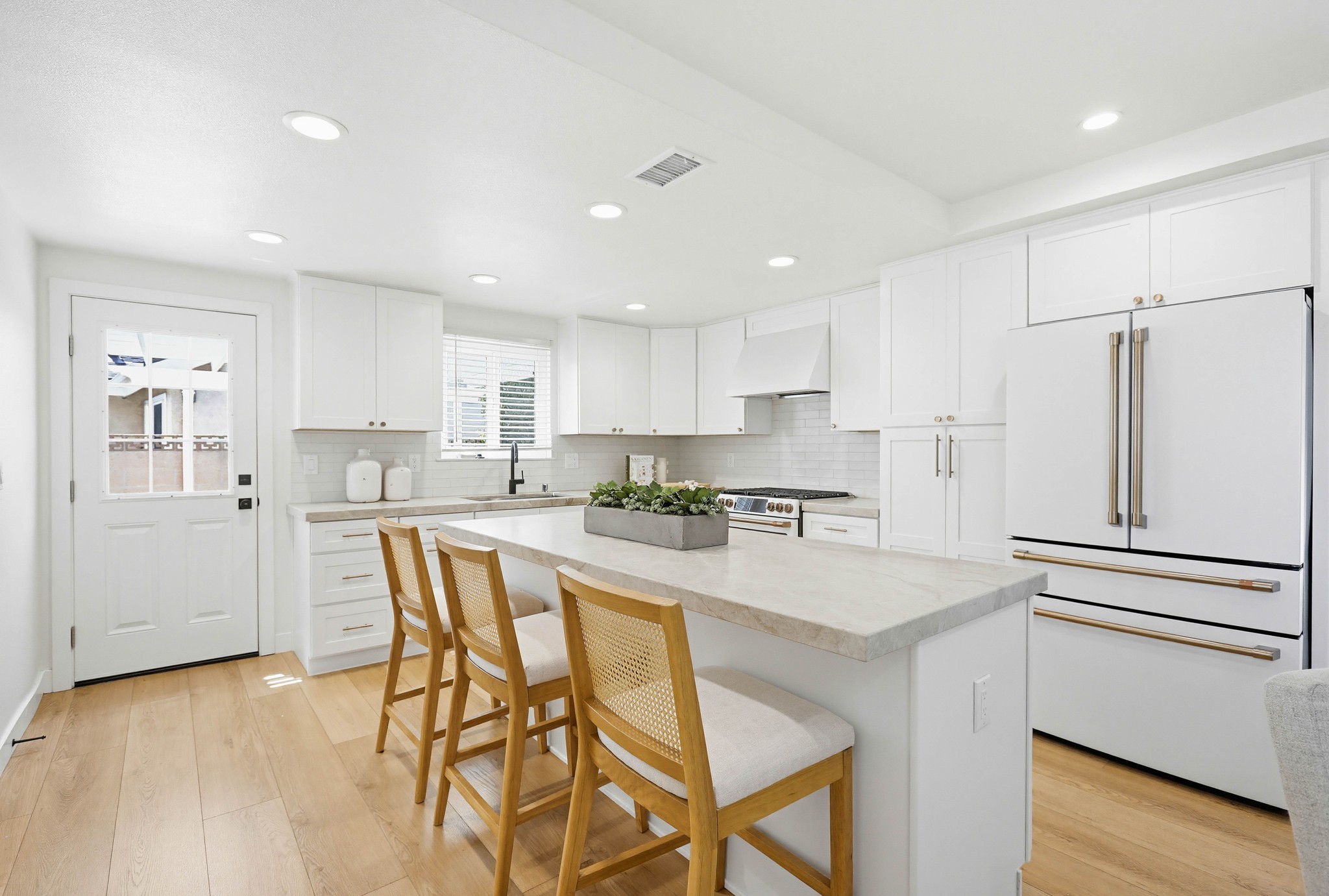 Virtual tour photo 1 of 25 for 531 W Brentwood Ave