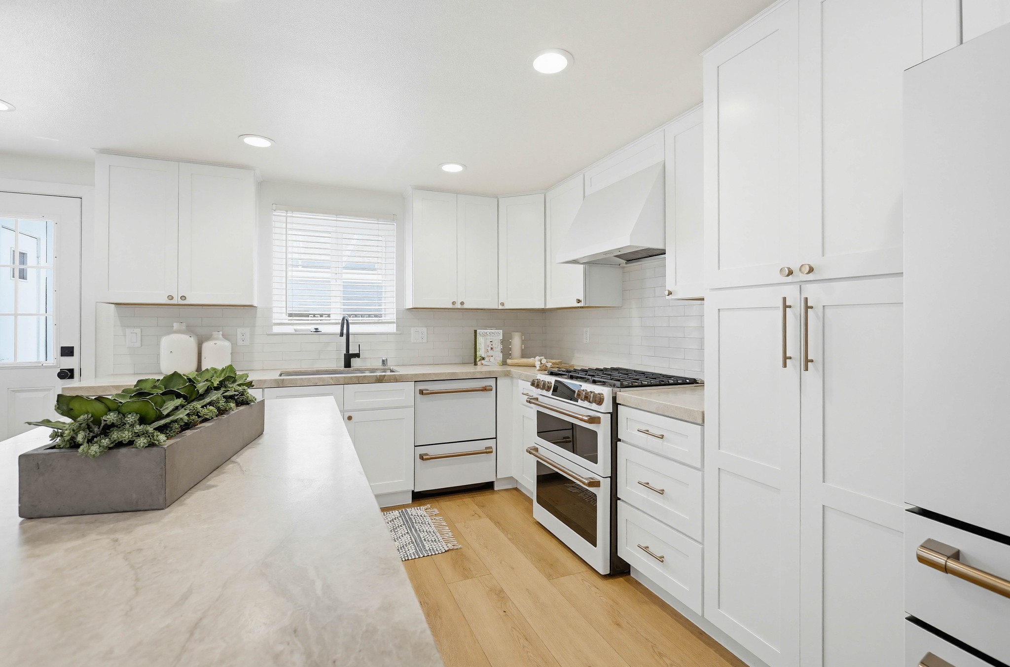 Virtual tour photo 4 of 25 for 531 W Brentwood Ave