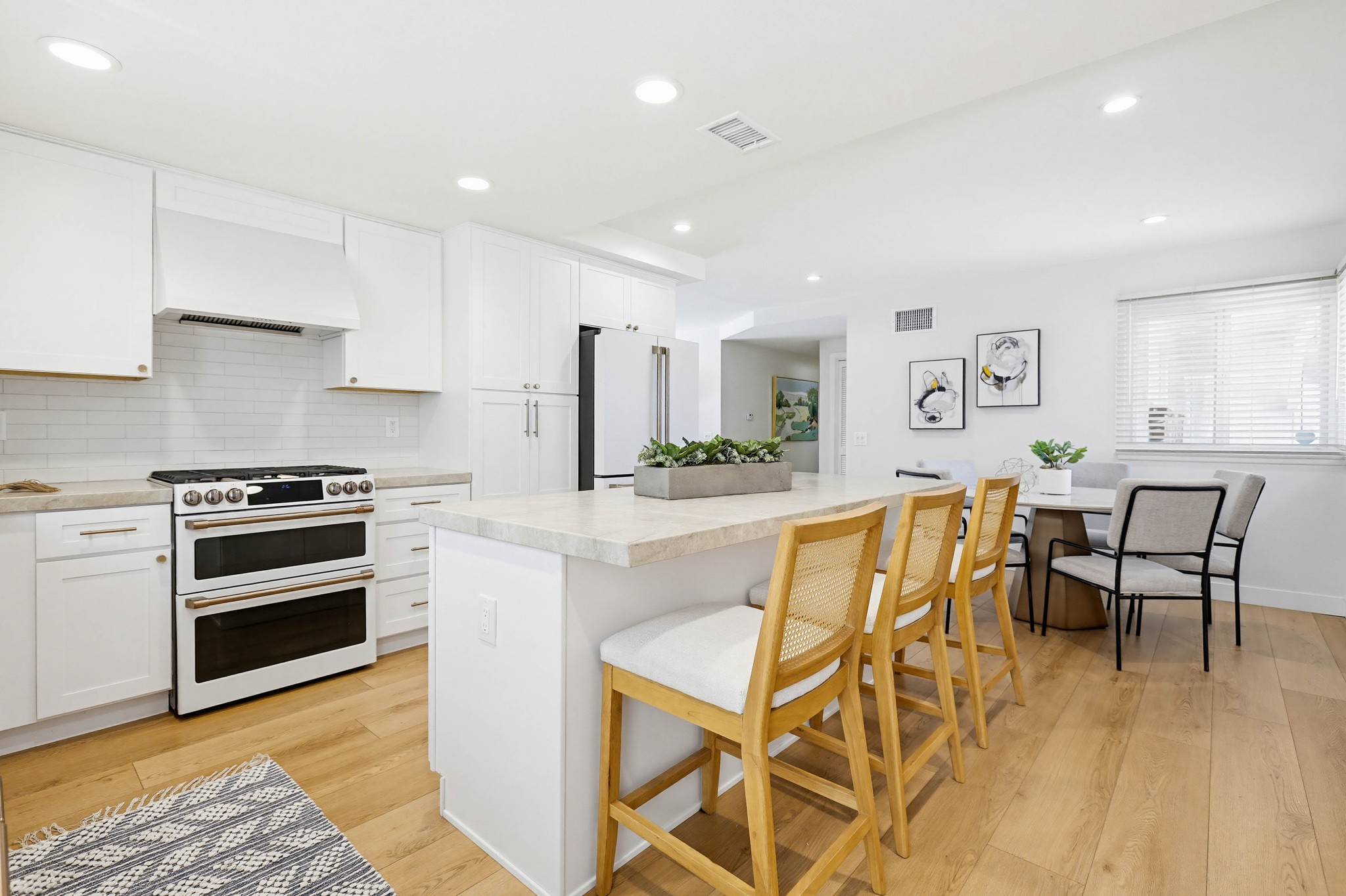 Virtual tour photo 5 of 25 for 531 W Brentwood Ave