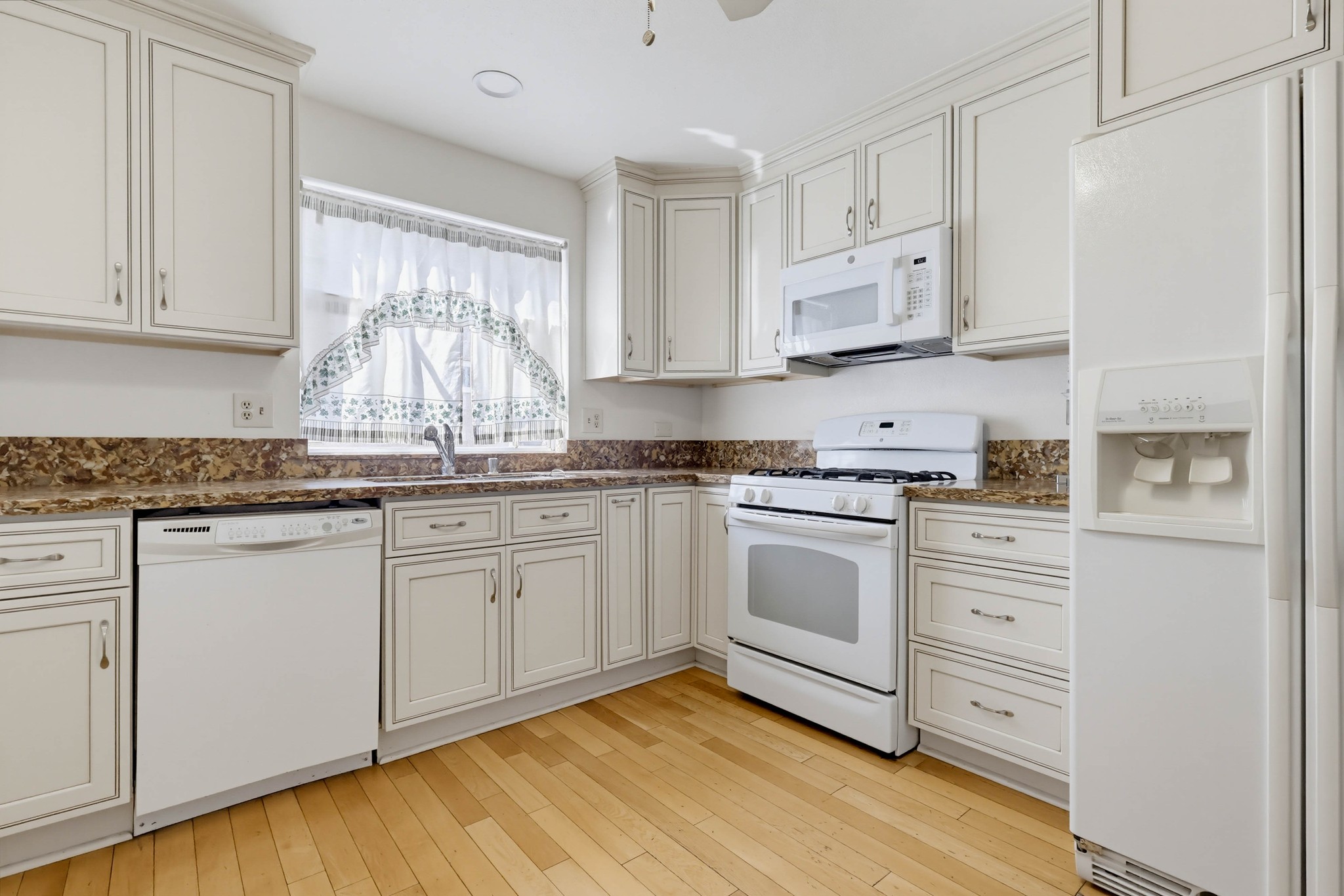 Virtual tour photo 18 of 69 for 5339 Coldwater Canyon Ave Apt B