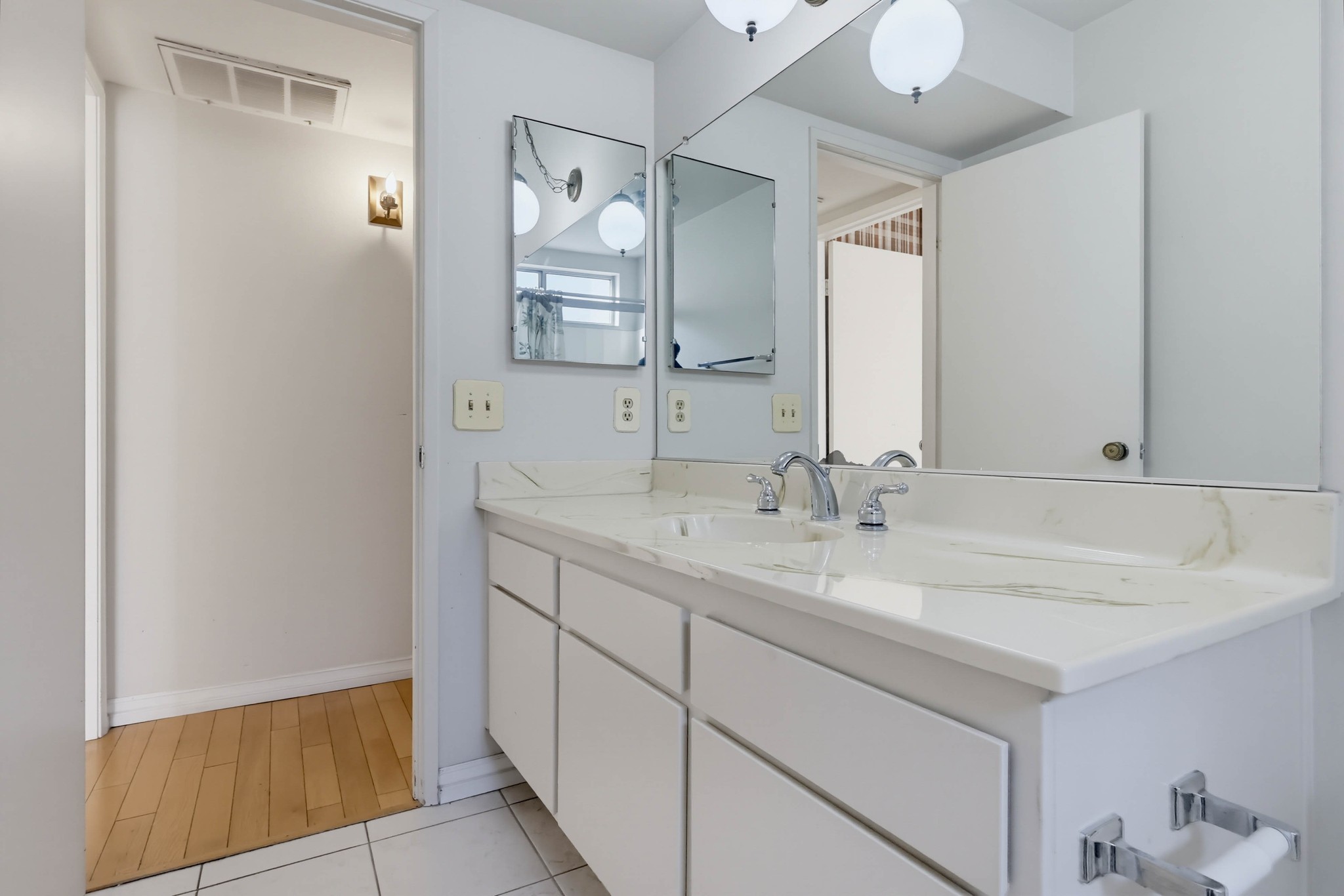 Virtual tour photo 23 of 69 for 5339 Coldwater Canyon Ave Apt B