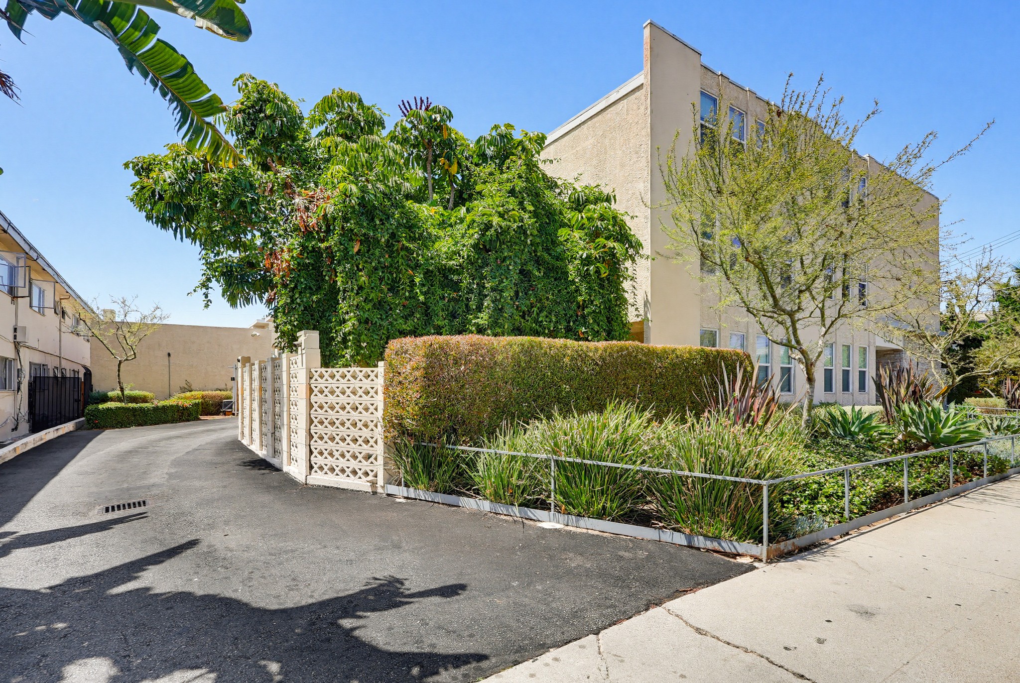 Virtual tour photo 1 of 75 for 537 W Hyde Park Blvd #105