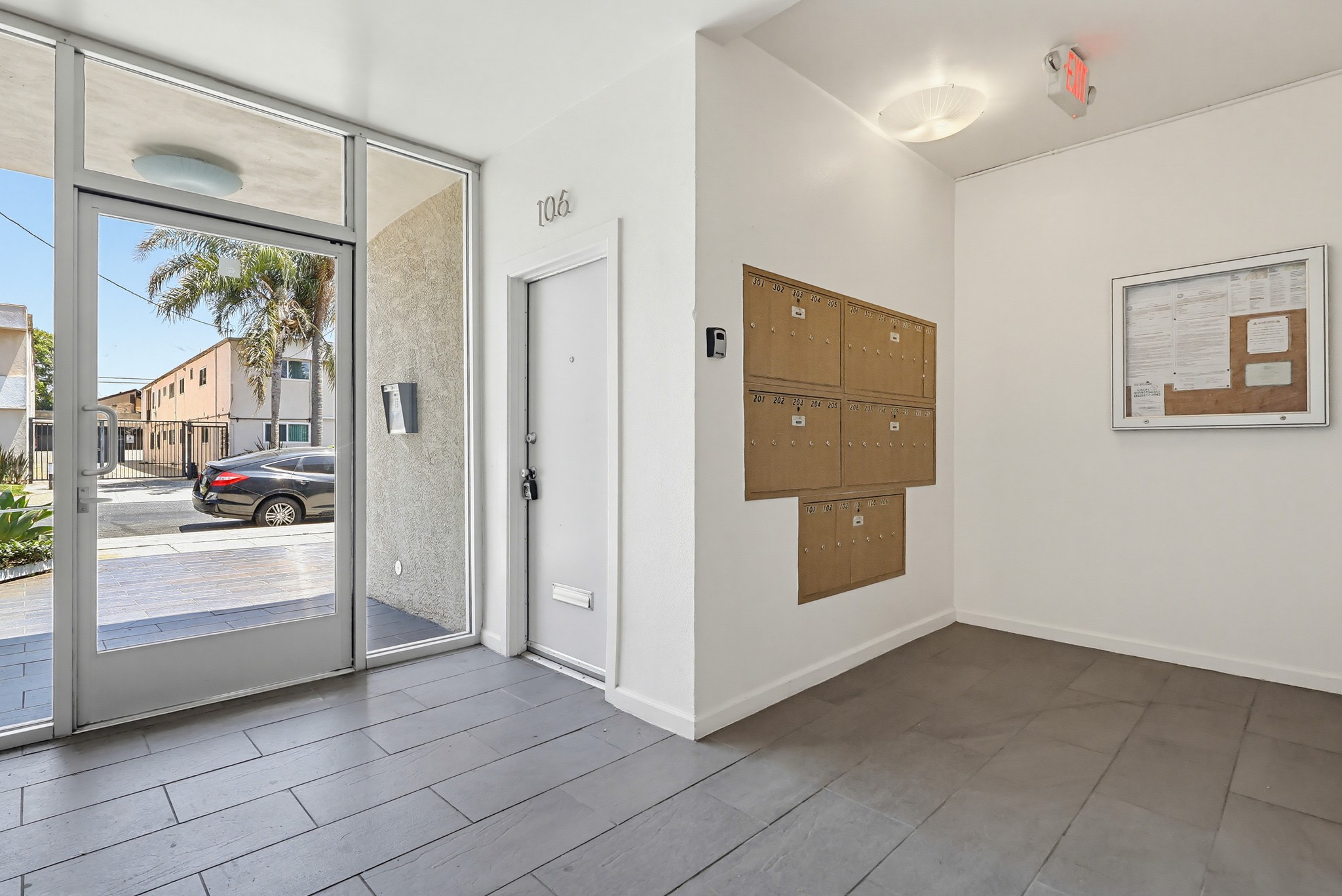 Virtual tour photo 3 of 75 for 537 W Hyde Park Blvd #105