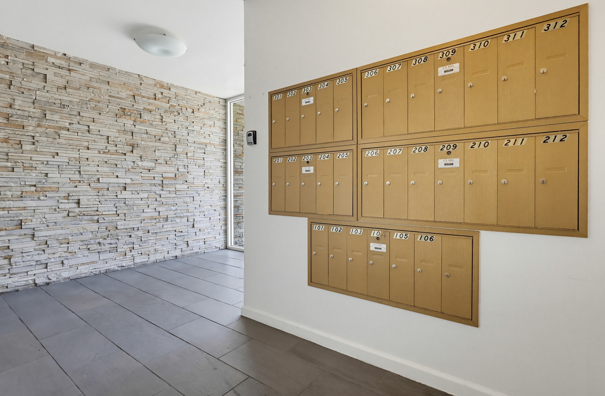 Virtual tour photo 4 of 75 for 537 W Hyde Park Blvd #105