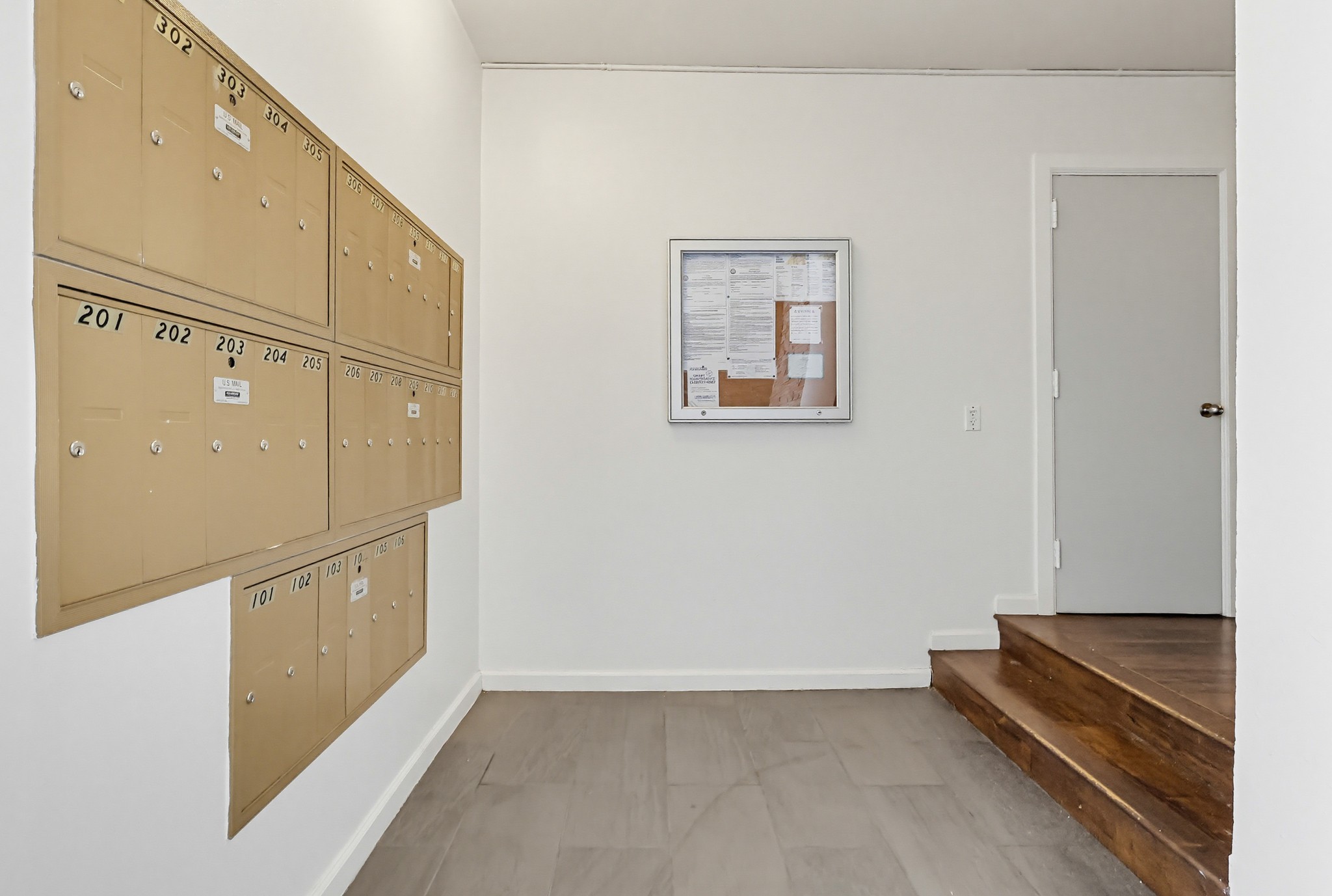 Virtual tour photo 5 of 75 for 537 W Hyde Park Blvd #105