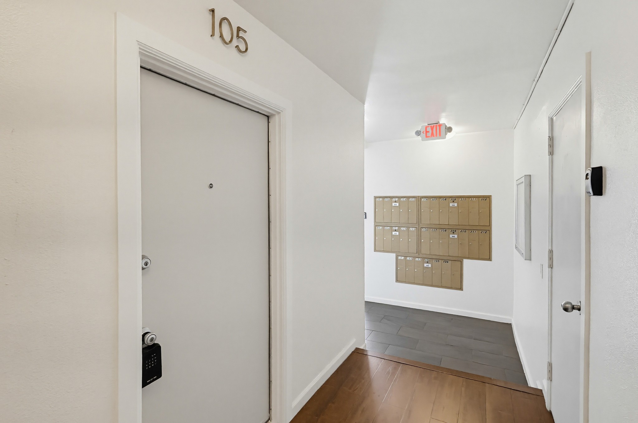 Virtual tour photo 10 of 75 for 537 W Hyde Park Blvd #105