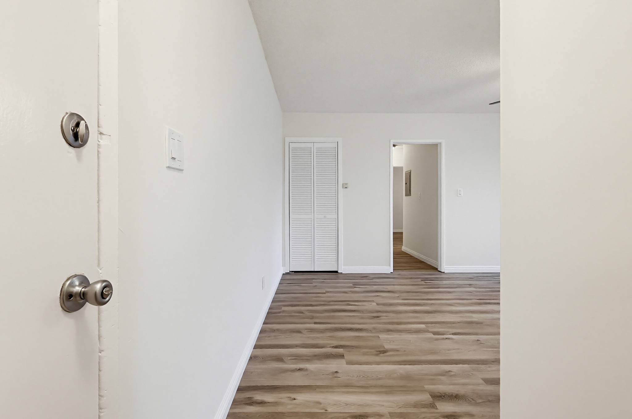 Virtual tour photo 11 of 75 for 537 W Hyde Park Blvd #105
