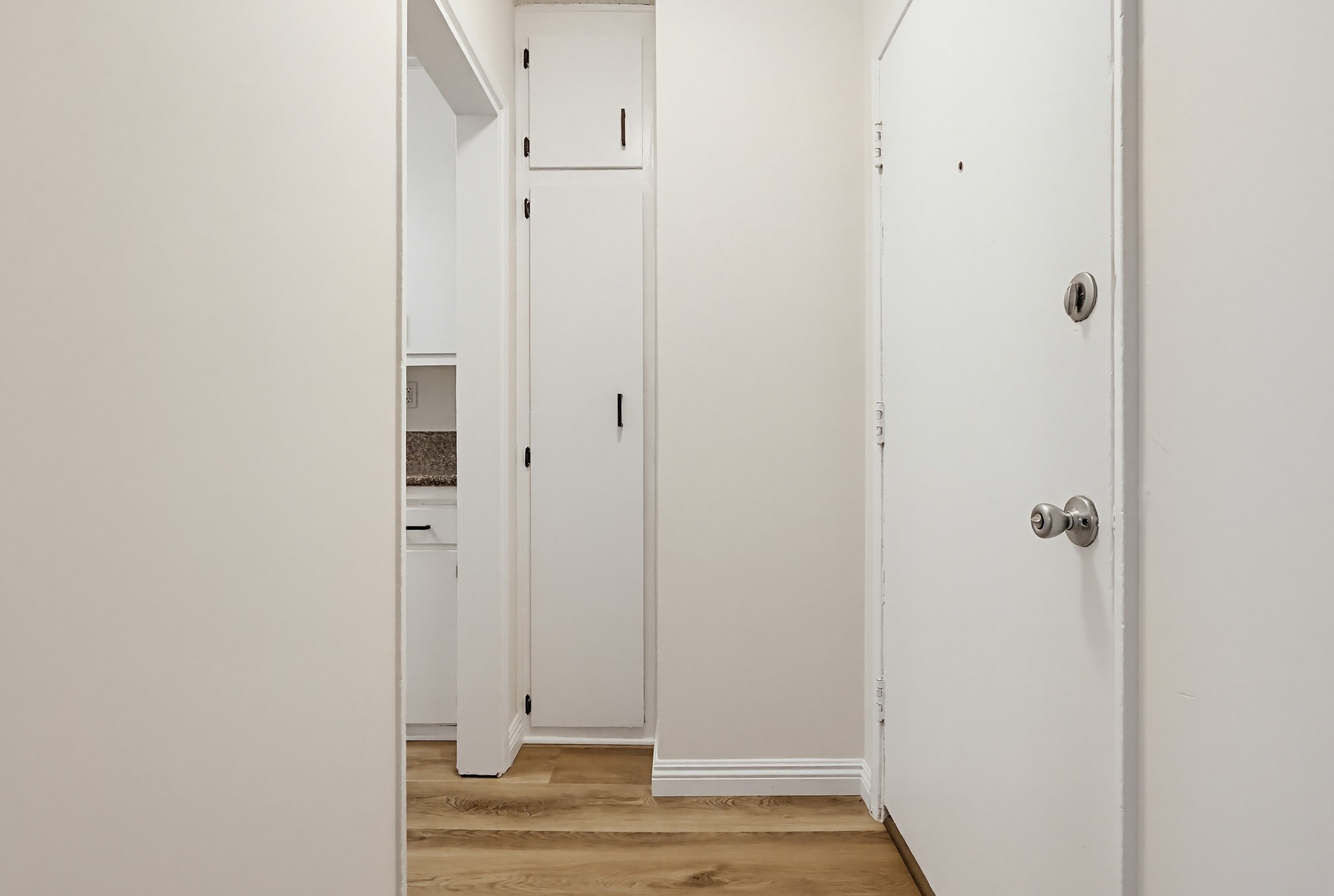 Virtual tour photo 12 of 75 for 537 W Hyde Park Blvd #105