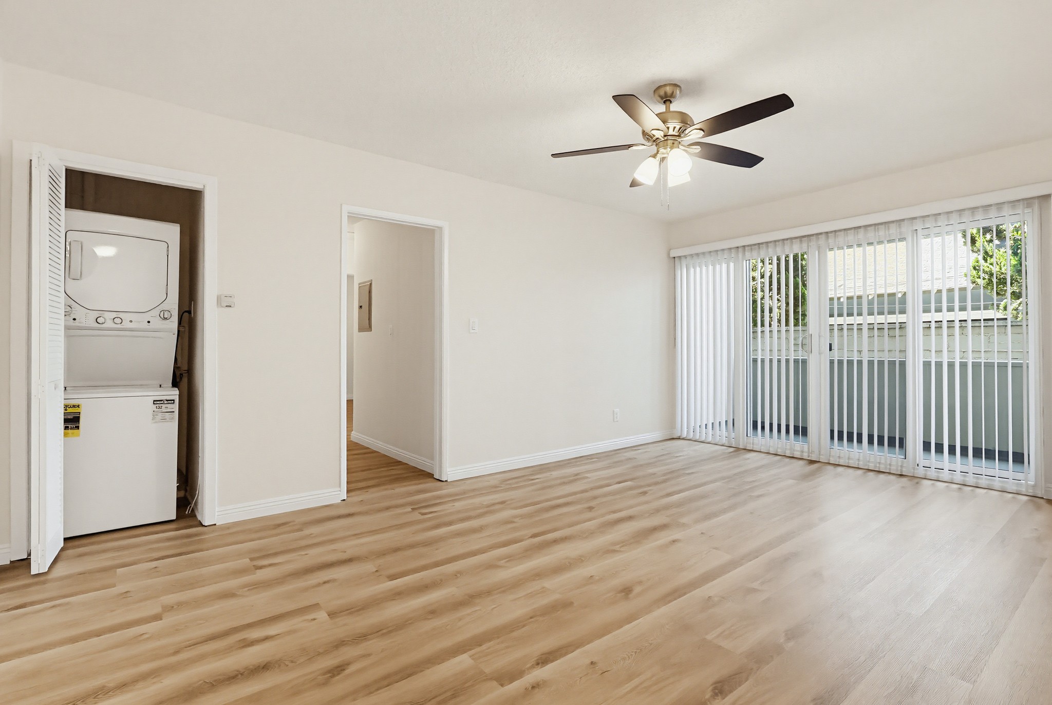 Virtual tour photo 13 of 75 for 537 W Hyde Park Blvd #105