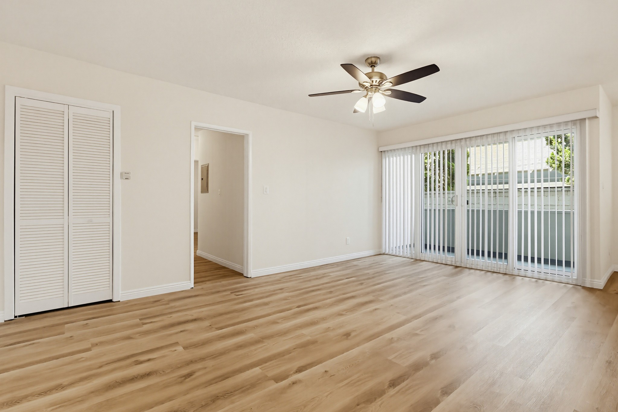 Virtual tour photo 14 of 75 for 537 W Hyde Park Blvd #105